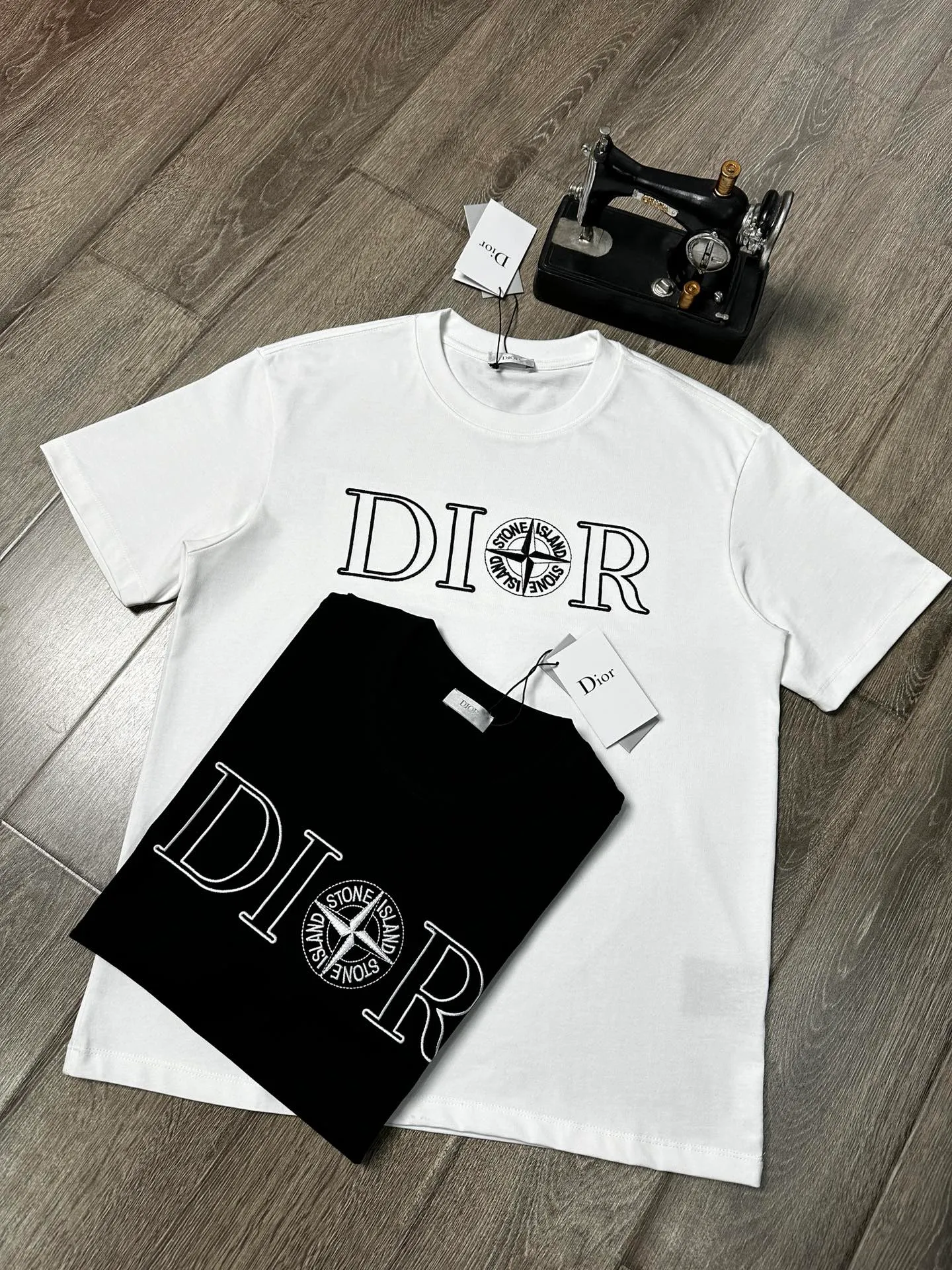 🅿️200 Dior short-sleeved T-shirt Technique: Embroidery Size: S~XL Color: Black White Fabric: combed tight cotton cover 280g, soft to the touch, meticulous workmanship. The same loose fit for men and women!