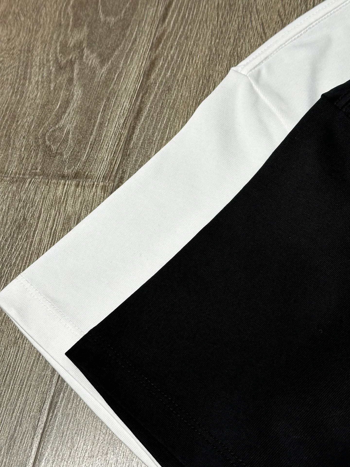 🅿️200 Dior short-sleeved T-shirt Technique: Embroidery Size: S~XL Color: Black White Fabric: combed tight cotton cover 280g, soft to the touch, meticulous workmanship. The same loose fit for men and women!