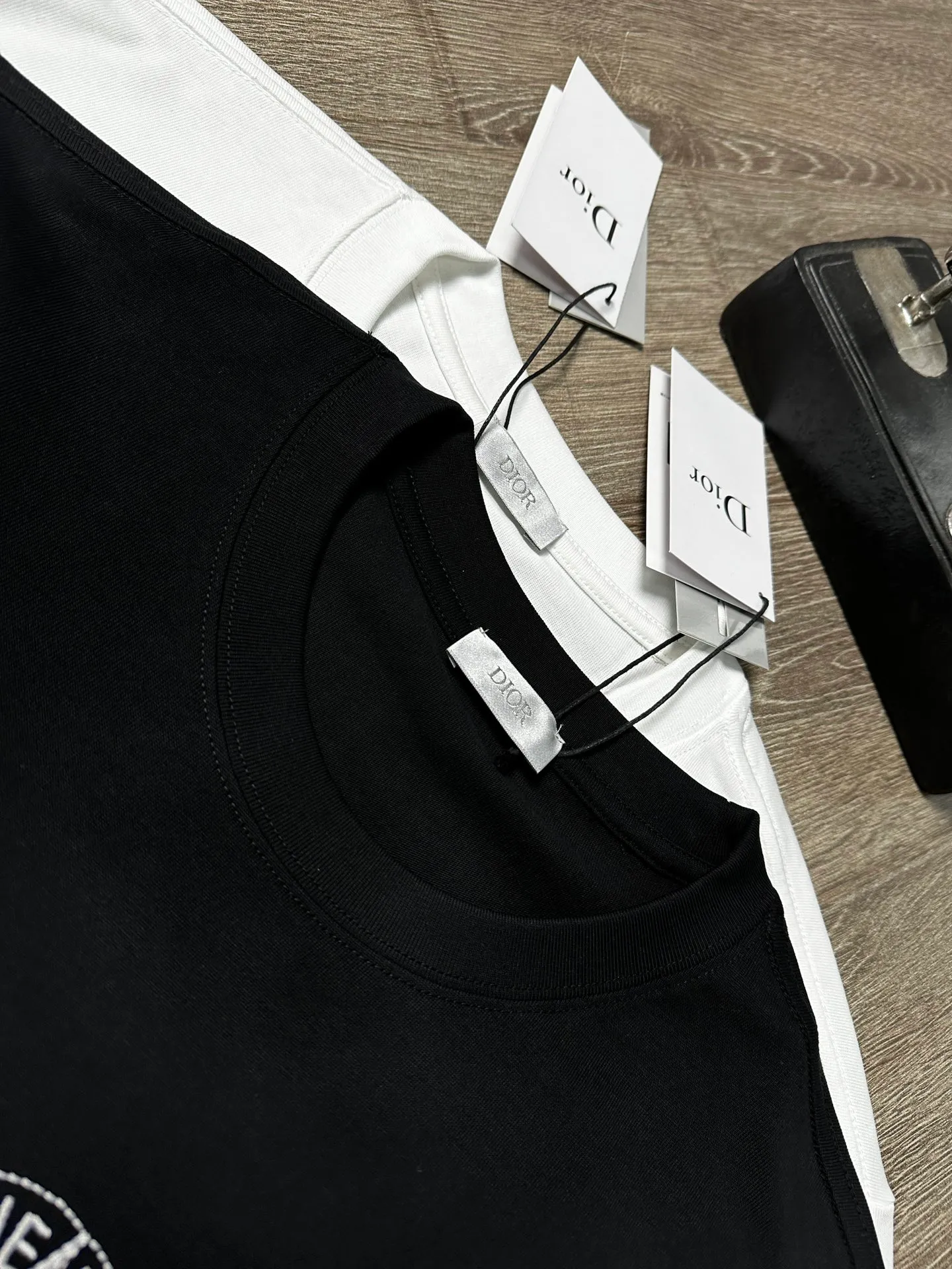 🅿️200 Dior short-sleeved T-shirt Technique: Embroidery Size: S~XL Color: Black White Fabric: combed tight cotton cover 280g, soft to the touch, meticulous workmanship. The same loose fit for men and women!