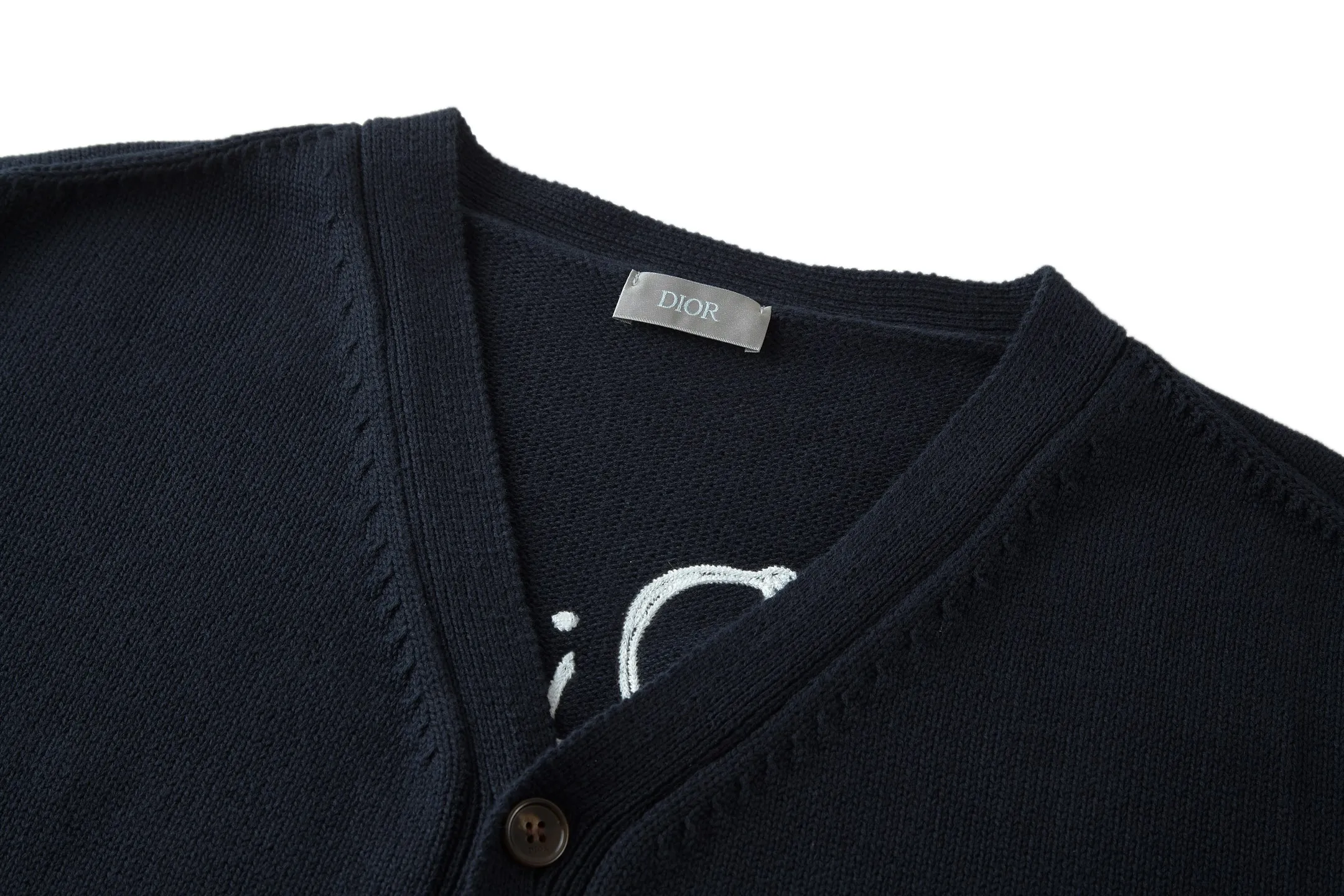🅿️560 [Exclusive supply] CD Friend Embroidered Cotton Blended Button Cardigan (Navy Blue) The fabric is made of 40-count cotton yarn and wool, and the cotton content is 62%. It is mixed with 38% polyester. Mixing two kinds of wool materials can effectively make the upper body more three-dimensional. The embroidery uses high-density wool yarn embroidery technology, and the front numbers are all equipped with the joint series embroidery LOGO. The number of stitches is about 12,000. The auxiliary buttons are made of natural horn buttons, with the brand's iconic [DIOR] LOGO on the buttons. This cardigan displays the Dior For My Real Friends logo from the DIOR AND HYLTON NEL collaboration. Crafted from white cotton-blend jersey with embroidery on the front and back, button fastening and ribbed trims. Size:S-M-L