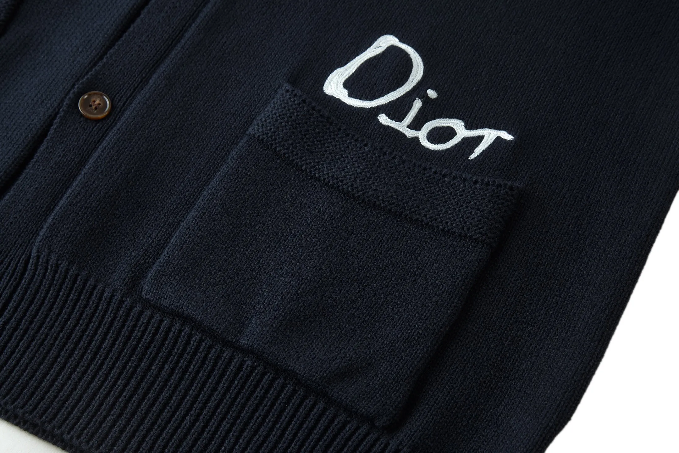 🅿️560 [Exclusive supply] CD Friend Embroidered Cotton Blended Button Cardigan (Navy Blue) The fabric is made of 40-count cotton yarn and wool, and the cotton content is 62%. It is mixed with 38% polyester. Mixing two kinds of wool materials can effectively make the upper body more three-dimensional. The embroidery uses high-density wool yarn embroidery technology, and the front numbers are all equipped with the joint series embroidery LOGO. The number of stitches is about 12,000. The auxiliary buttons are made of natural horn buttons, with the brand's iconic [DIOR] LOGO on the buttons. This cardigan displays the Dior For My Real Friends logo from the DIOR AND HYLTON NEL collaboration. Crafted from white cotton-blend jersey with embroidery on the front and back, button fastening and ribbed trims. Size:S-M-L