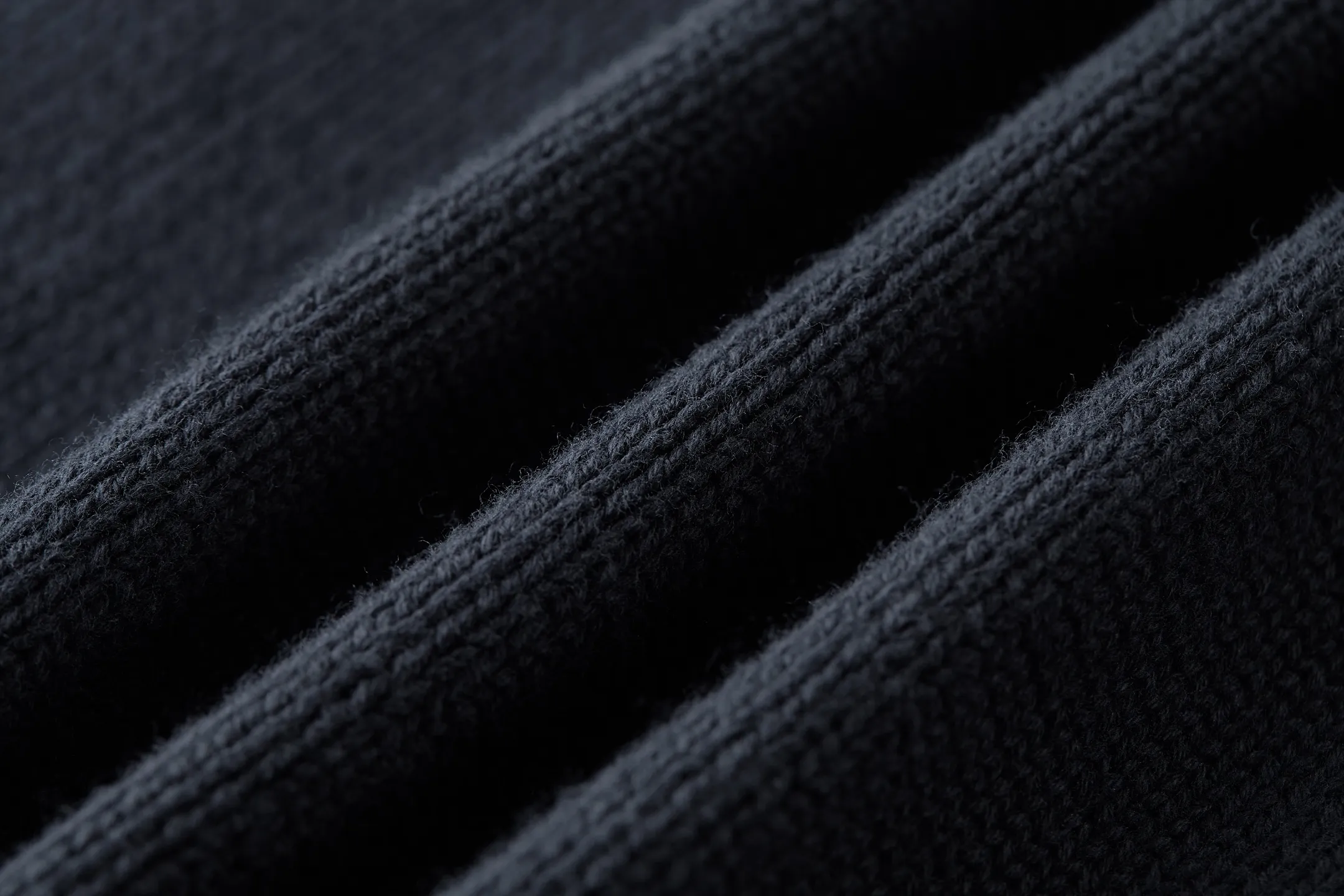 🅿️560 [Exclusive supply] CD Friend Embroidered Cotton Blended Button Cardigan (Navy Blue) The fabric is made of 40-count cotton yarn and wool, and the cotton content is 62%. It is mixed with 38% polyester. Mixing two kinds of wool materials can effectively make the upper body more three-dimensional. The embroidery uses high-density wool yarn embroidery technology, and the front numbers are all equipped with the joint series embroidery LOGO. The number of stitches is about 12,000. The auxiliary buttons are made of natural horn buttons, with the brand's iconic [DIOR] LOGO on the buttons. This cardigan displays the Dior For My Real Friends logo from the DIOR AND HYLTON NEL collaboration. Crafted from white cotton-blend jersey with embroidery on the front and back, button fastening and ribbed trims. Size:S-M-L