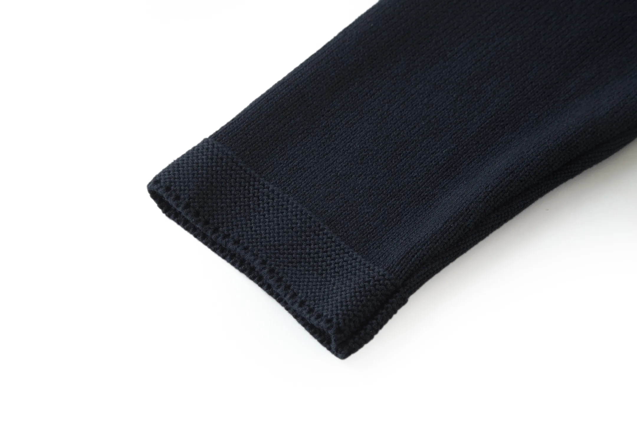 🅿️560 [Exclusive supply] CD Friend Embroidered Cotton Blended Button Cardigan (Navy Blue) The fabric is made of 40-count cotton yarn and wool, and the cotton content is 62%. It is mixed with 38% polyester. Mixing two kinds of wool materials can effectively make the upper body more three-dimensional. The embroidery uses high-density wool yarn embroidery technology, and the front numbers are all equipped with the joint series embroidery LOGO. The number of stitches is about 12,000. The auxiliary buttons are made of natural horn buttons, with the brand's iconic [DIOR] LOGO on the buttons. This cardigan displays the Dior For My Real Friends logo from the DIOR AND HYLTON NEL collaboration. Crafted from white cotton-blend jersey with embroidery on the front and back, button fastening and ribbed trims. Size:S-M-L