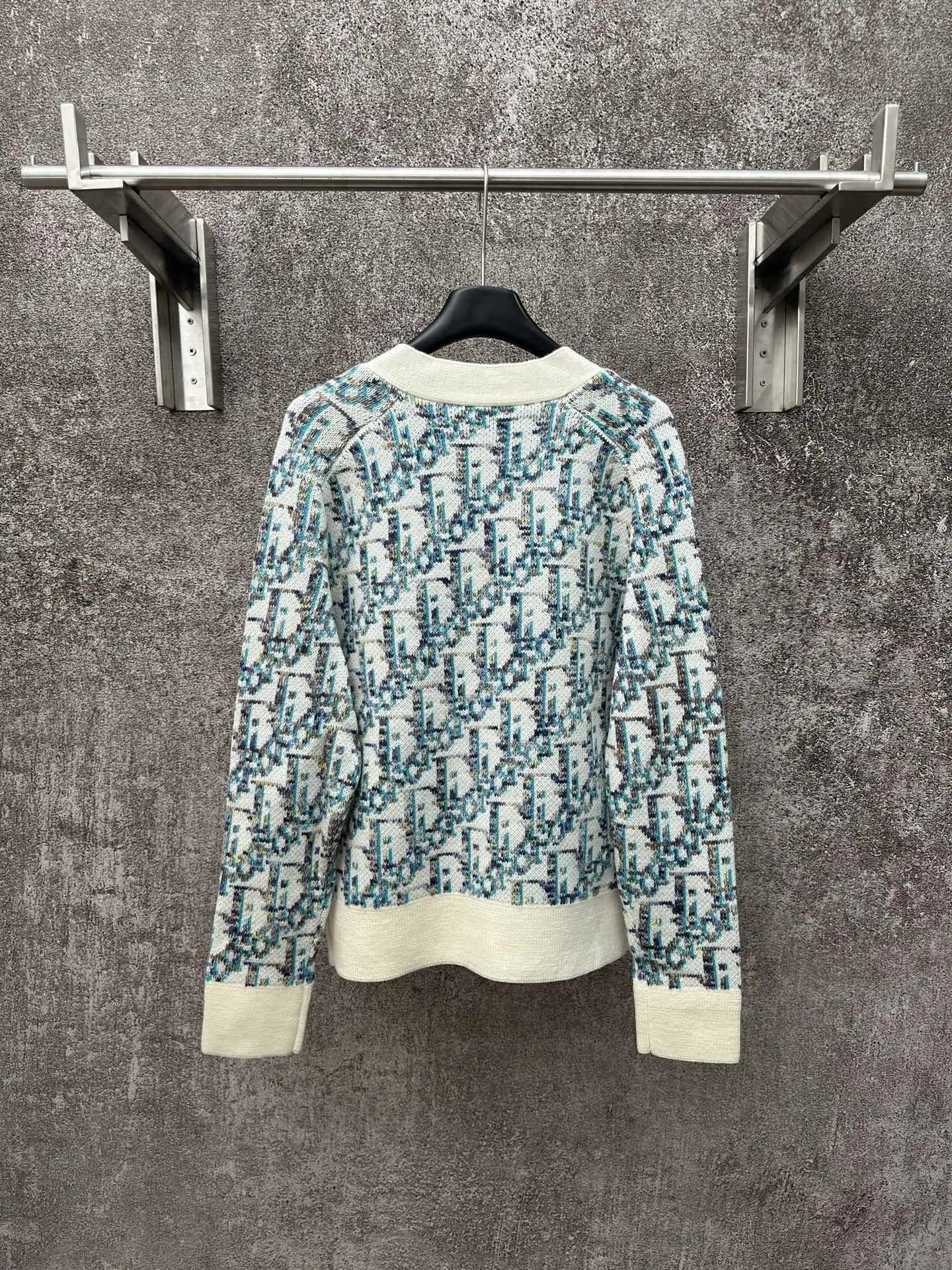 🅿️500 Dior presbyopic all-over printed wool cardigan is made of 55 wool blended material, 55% wool and 45% cotton. The weaving method uses 10-count medium-thick and fine grain and is woven on an imported wool loom. This sweater reinterprets Dior's classic Oblique print pattern. Crafted from sheep wool jacquard with ribbed details for a classic silhouette. Can be paired with a variety of outfits to show off your personality. Size: S M L XL