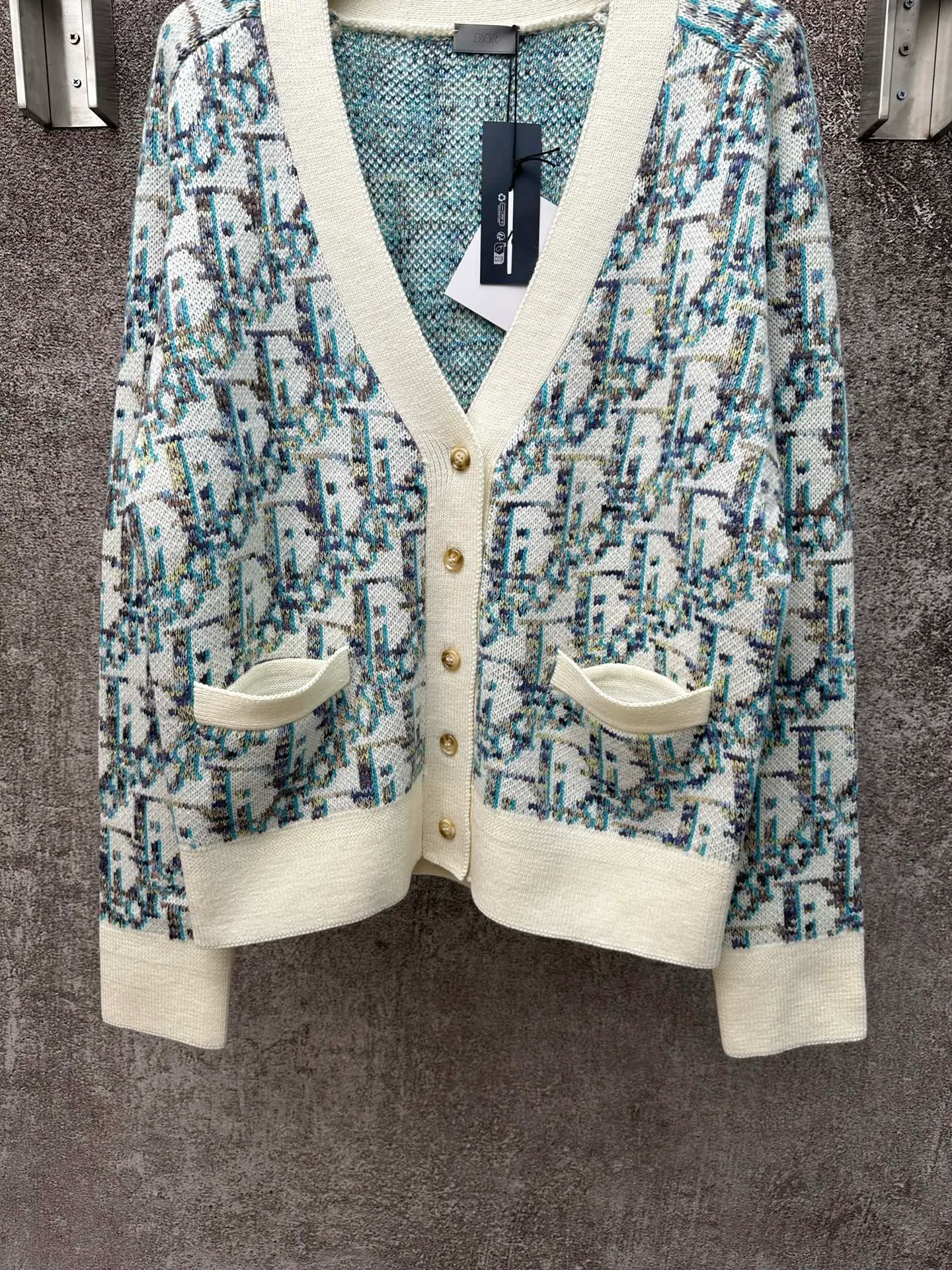 🅿️500 Dior presbyopic all-over printed wool cardigan is made of 55 wool blended material, 55% wool and 45% cotton. The weaving method uses 10-count medium-thick and fine grain and is woven on an imported wool loom. This sweater reinterprets Dior's classic Oblique print pattern. Crafted from sheep wool jacquard with ribbed details for a classic silhouette. Can be paired with a variety of outfits to show off your personality. Size: S M L XL