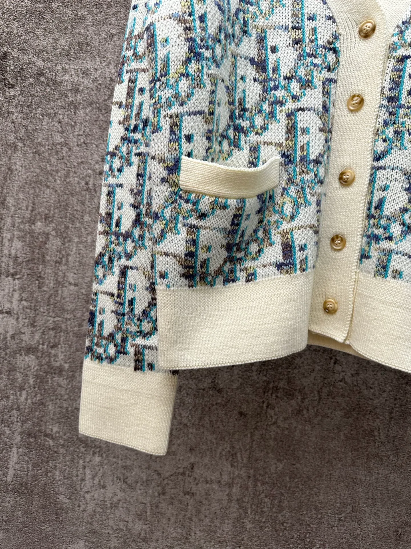 🅿️500 Dior presbyopic all-over printed wool cardigan is made of 55 wool blended material, 55% wool and 45% cotton. The weaving method uses 10-count medium-thick and fine grain and is woven on an imported wool loom. This sweater reinterprets Dior's classic Oblique print pattern. Crafted from sheep wool jacquard with ribbed details for a classic silhouette. Can be paired with a variety of outfits to show off your personality. Size: S M L XL