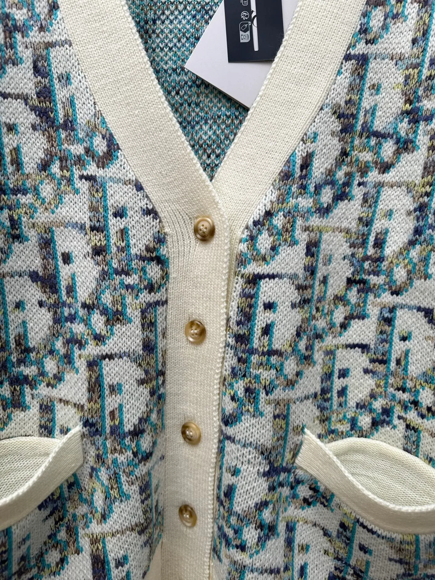 🅿️500 Dior presbyopic all-over printed wool cardigan is made of 55 wool blended material, 55% wool and 45% cotton. The weaving method uses 10-count medium-thick and fine grain and is woven on an imported wool loom. This sweater reinterprets Dior's classic Oblique print pattern. Crafted from sheep wool jacquard with ribbed details for a classic silhouette. Can be paired with a variety of outfits to show off your personality. Size: S M L XL
