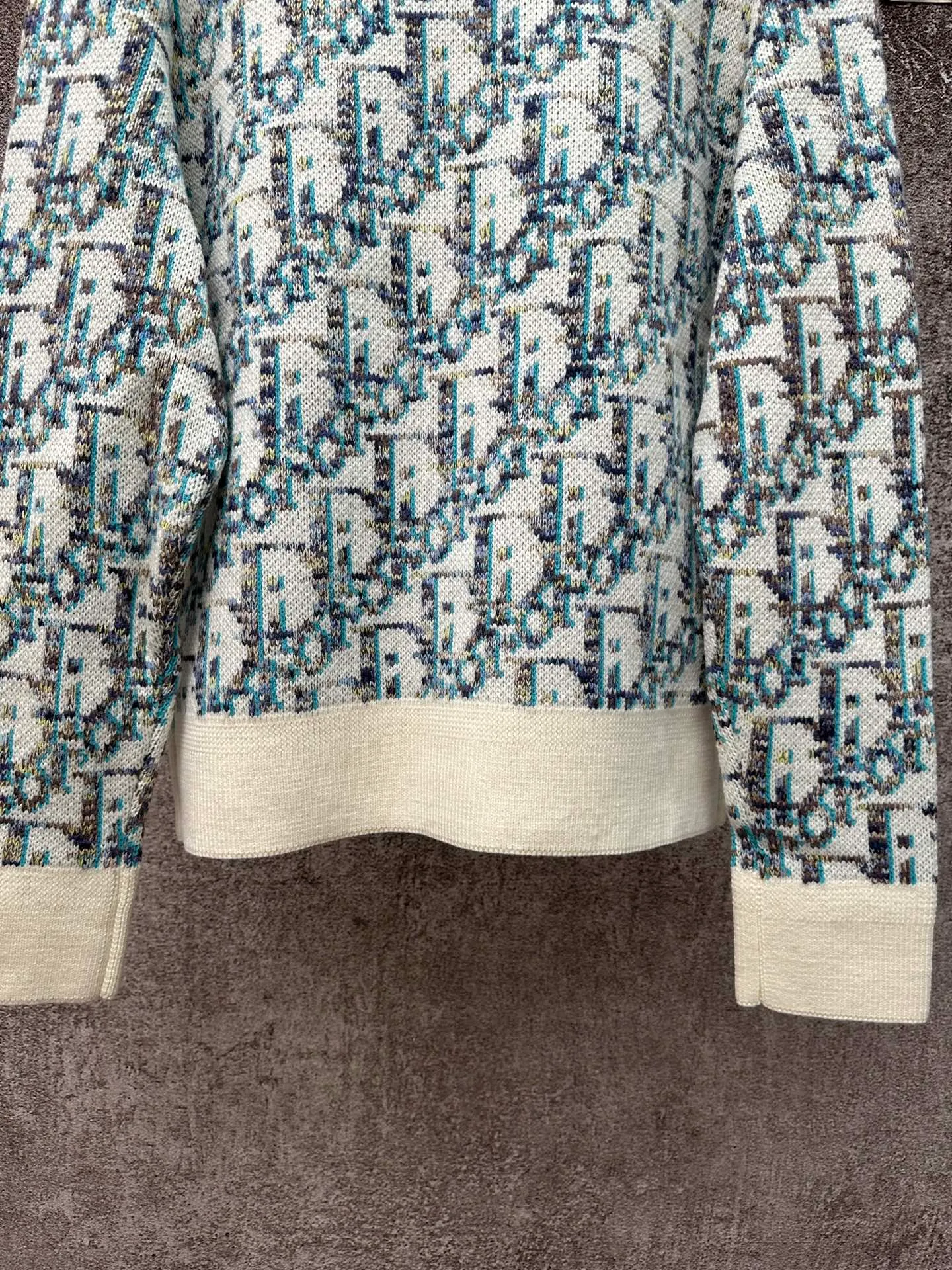 🅿️500 Dior presbyopic all-over printed wool cardigan is made of 55 wool blended material, 55% wool and 45% cotton. The weaving method uses 10-count medium-thick and fine grain and is woven on an imported wool loom. This sweater reinterprets Dior's classic Oblique print pattern. Crafted from sheep wool jacquard with ribbed details for a classic silhouette. Can be paired with a variety of outfits to show off your personality. Size: S M L XL