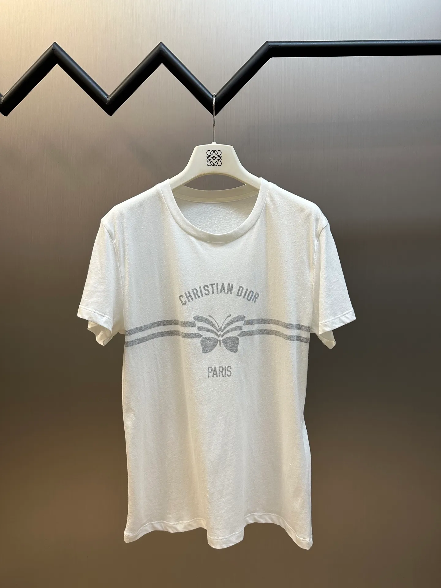 🅿️280 Women's Dior Reverse Print Butterfly Short Sleeve This T-shirt shows fashion and elegance. Crafted from white cotton-blend jersey, it's uniquely decorated with a gray Christian Dior Papillon pattern on the reverse. The classic crew neck design can enhance the style of various looks all year round.  size：s m l
