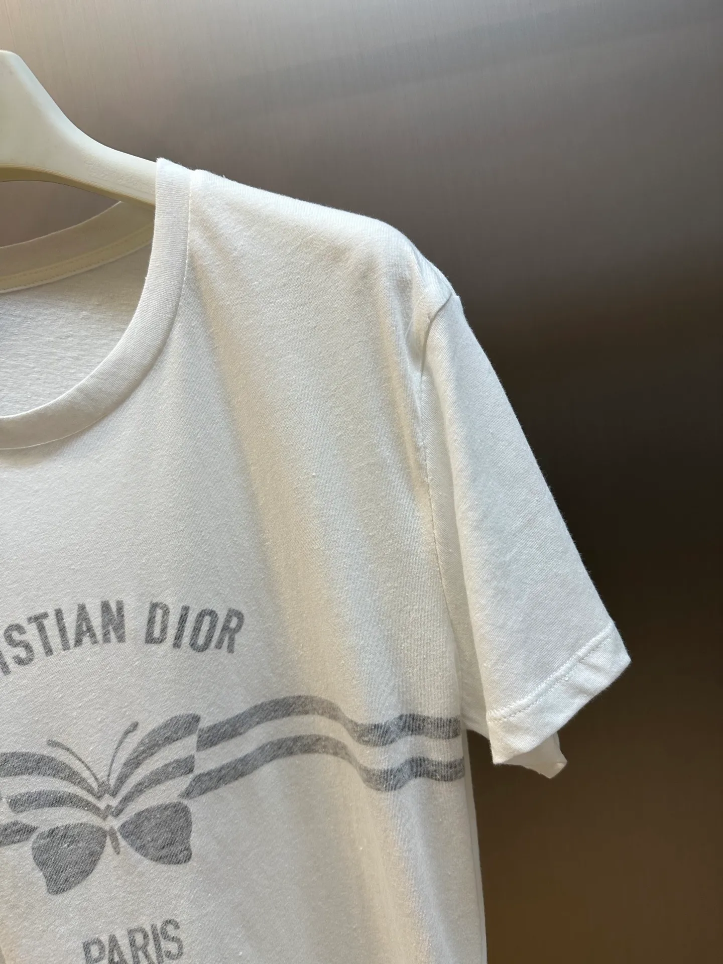 🅿️280 Women's Dior Reverse Print Butterfly Short Sleeve This T-shirt shows fashion and elegance. Crafted from white cotton-blend jersey, it's uniquely decorated with a gray Christian Dior Papillon pattern on the reverse. The classic crew neck design can enhance the style of various looks all year round.  size：s m l