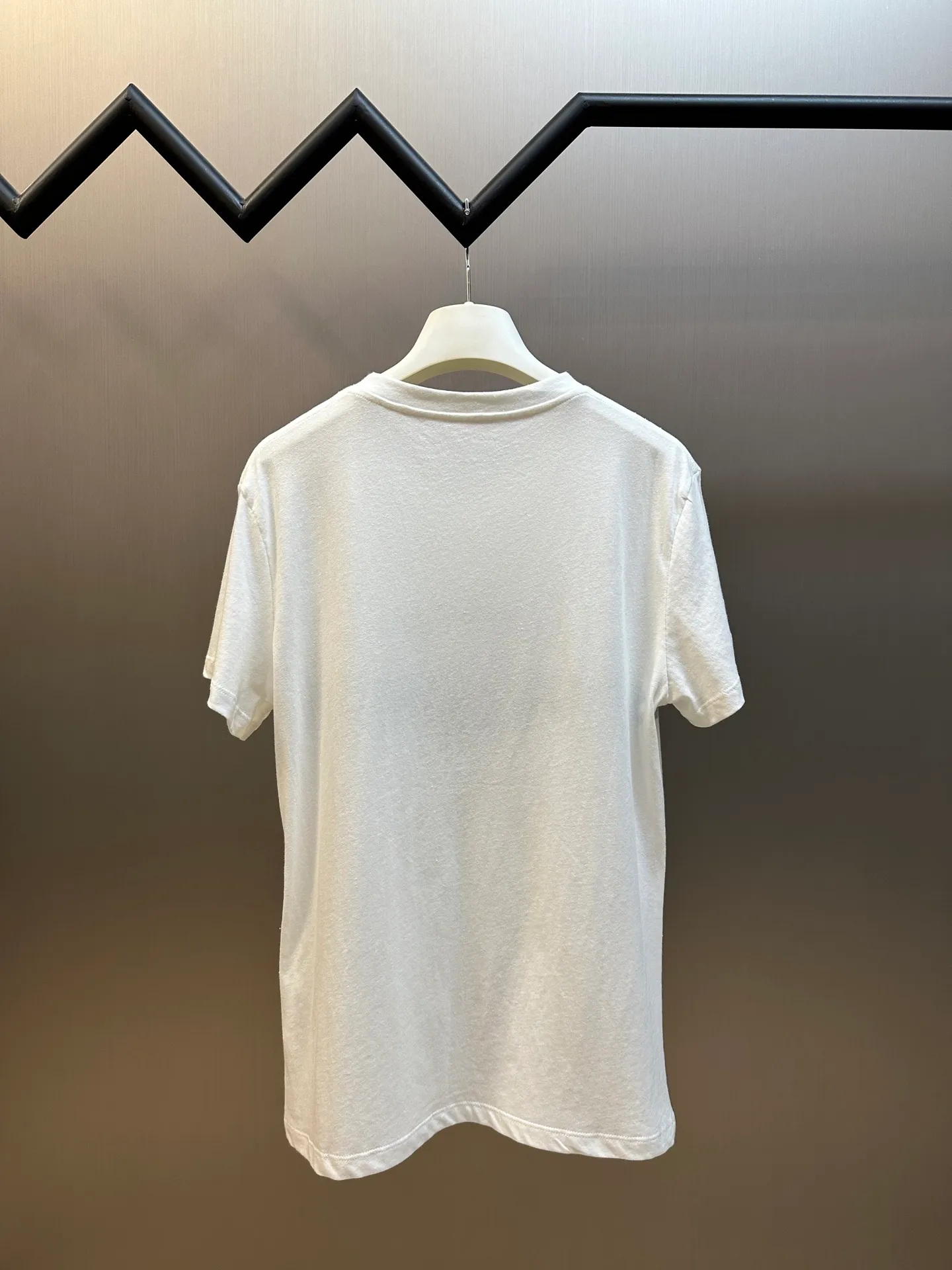 🅿️280 Women's Dior Reverse Print Butterfly Short Sleeve This T-shirt shows fashion and elegance. Crafted from white cotton-blend jersey, it's uniquely decorated with a gray Christian Dior Papillon pattern on the reverse. The classic crew neck design can enhance the style of various looks all year round.  size：s m l