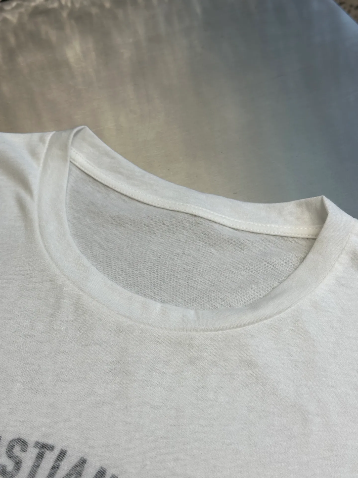 🅿️280 Women's Dior Reverse Print Butterfly Short Sleeve This T-shirt shows fashion and elegance. Crafted from white cotton-blend jersey, it's uniquely decorated with a gray Christian Dior Papillon pattern on the reverse. The classic crew neck design can enhance the style of various looks all year round.  size：s m l