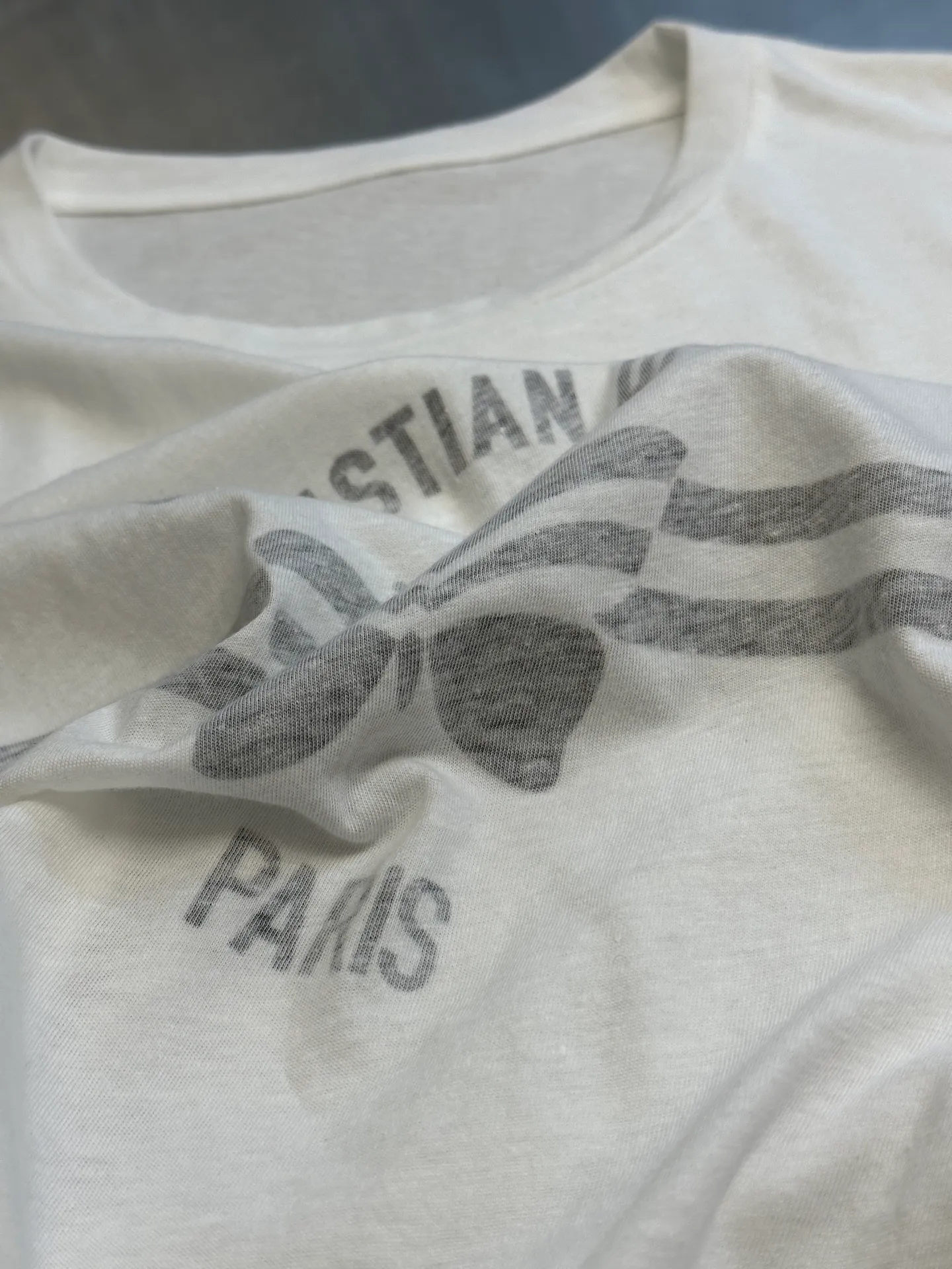 🅿️280 Women's Dior Reverse Print Butterfly Short Sleeve This T-shirt shows fashion and elegance. Crafted from white cotton-blend jersey, it's uniquely decorated with a gray Christian Dior Papillon pattern on the reverse. The classic crew neck design can enhance the style of various looks all year round.  size：s m l