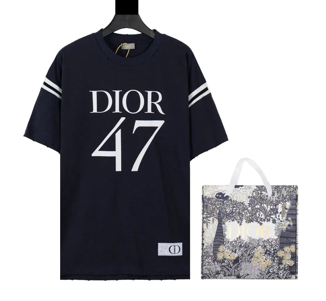 🅿️200 (with carrying case ➕5) CD 2024 new model No. 47 printed patch sleeve T-shirt Official website price: 22000 ￥ (1702T white) The fabric is made of [10s cotton slub plain weave], [gram weight 310g], Purchased a three-color Y version [custom-dyed bulk fabric color], the front panel was made with [eight-claw machine screen glue printing + digital direct injection and dot color integration], the sleeves [flat machine splicing cotton flat machine collar inter-color ribbing], the hem [special machine herringbone car stickers CD logo woven mark], all the hem and cuffs [special machine hand-picked toe-turning technology], and the ready-made clothes were made [hand-made frayed and distressed washing technology]. Size: XS S M L