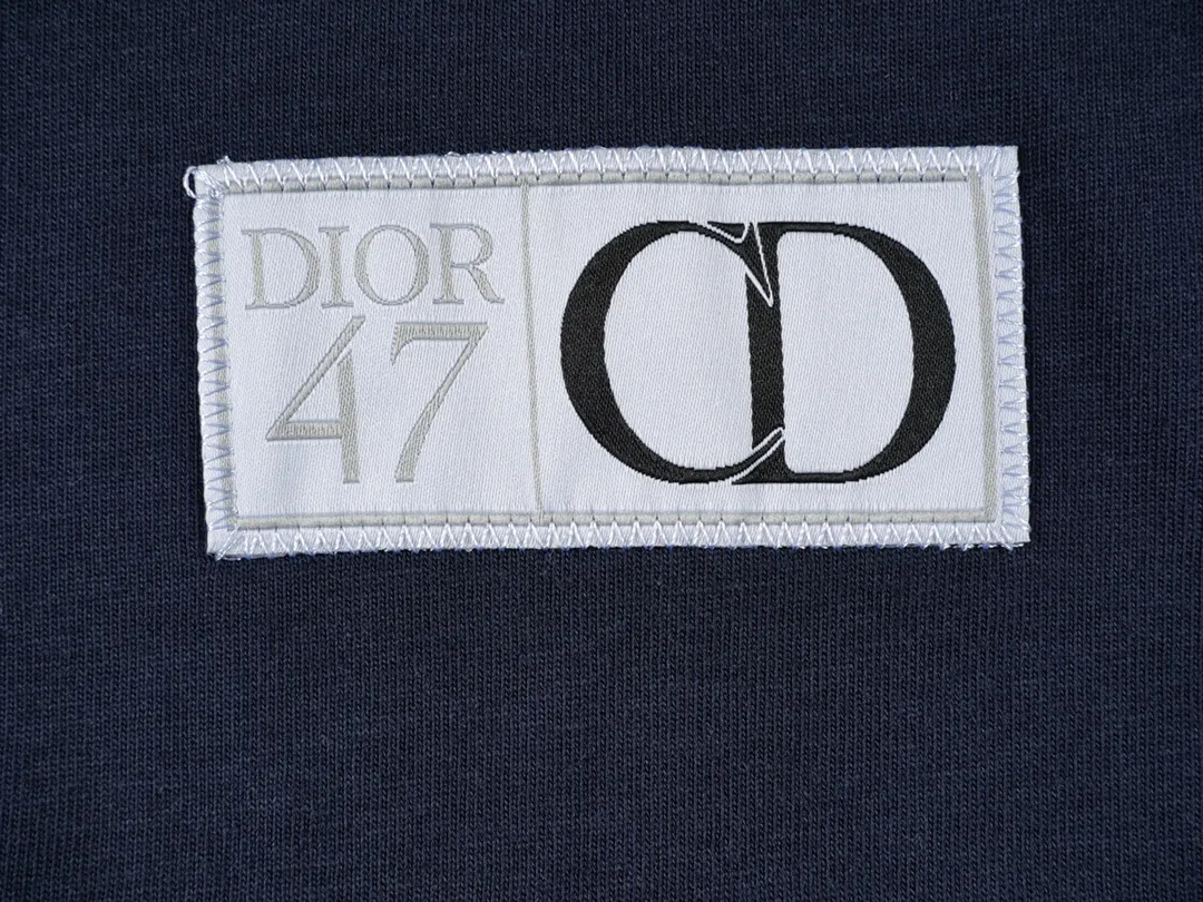 🅿️200 (with carrying case ➕5) CD 2024 new model No. 47 printed patch sleeve T-shirt Official website price: 22000 ￥ (1702T white) The fabric is made of [10s cotton slub plain weave], [gram weight 310g], Purchased a three-color Y version [custom-dyed bulk fabric color], the front panel was made with [eight-claw machine screen glue printing + digital direct injection and dot color integration], the sleeves [flat machine splicing cotton flat machine collar inter-color ribbing], the hem [special machine herringbone car stickers CD logo woven mark], all the hem and cuffs [special machine hand-picked toe-turning technology], and the ready-made clothes were made [hand-made frayed and distressed washing technology]. Size: XS S M L
