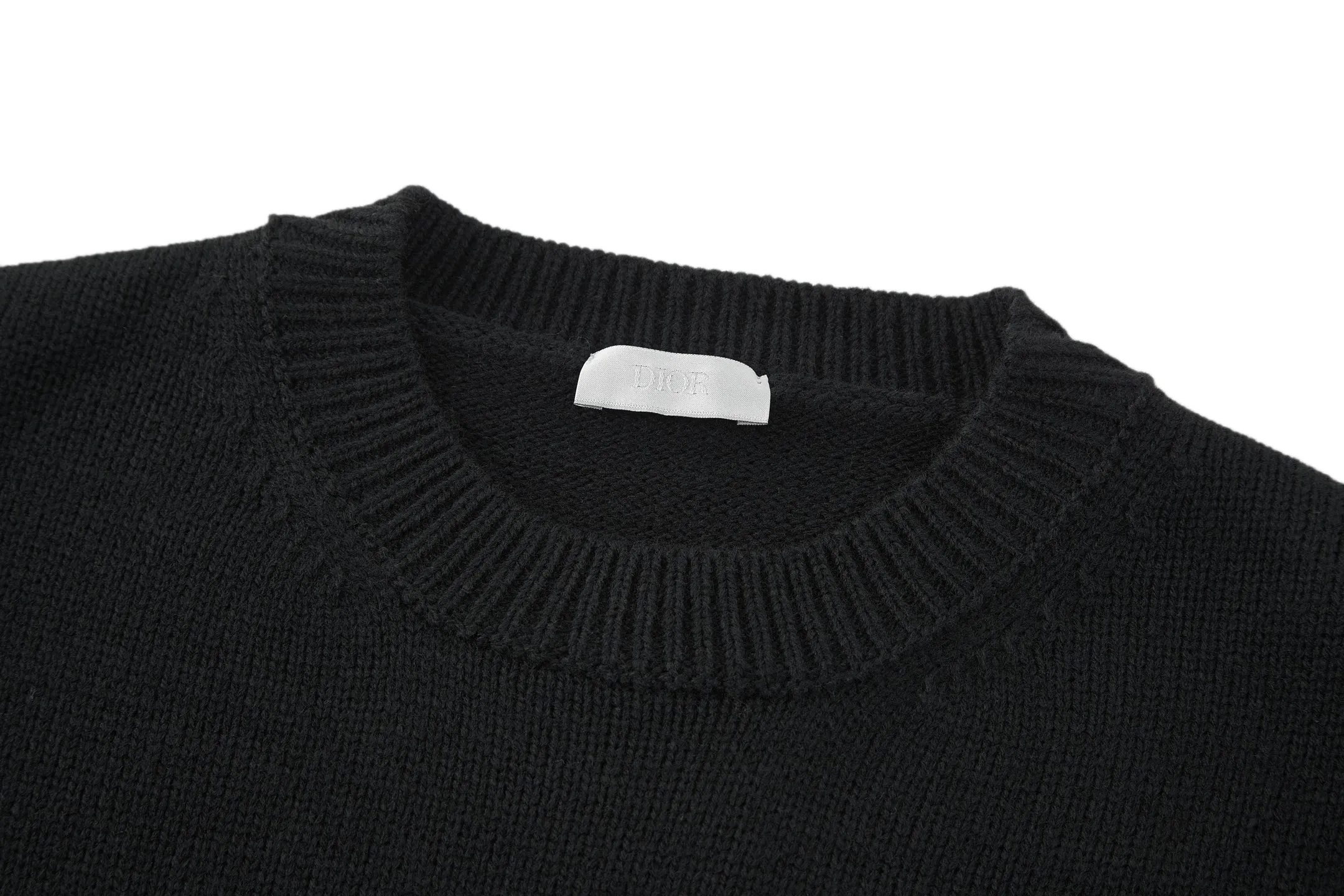 🅿️480 CD 26SS machine-sewn thread embroidered logo crew neck sweater (black). The original version was purchased for 16,000 and developed. The fabric is made of 50% wool and 50% cotton yarn. The chest logo is woven with a positive 7-needle imported machine, and the size is customized according to the original 1:1 data. Garment washing - removes impurities on the wool surface - fixes the color - fixes the pattern - adds hand feel. This knitted sweater is new to the Spring 2026 men's collection and is decorated with the Dior Ribbon logo, paying homage to the exquisite craftsmanship of the Dior workshops. Crafted from white sheep's wool jersey with a ribbed crew neck, cuffs and hem. The elegant fit can be paired with jeans for a casual yet chic look. Dior Ribbon embroidery, ribbed crew neck, cuffs and hem. Size:S-M-L-XL