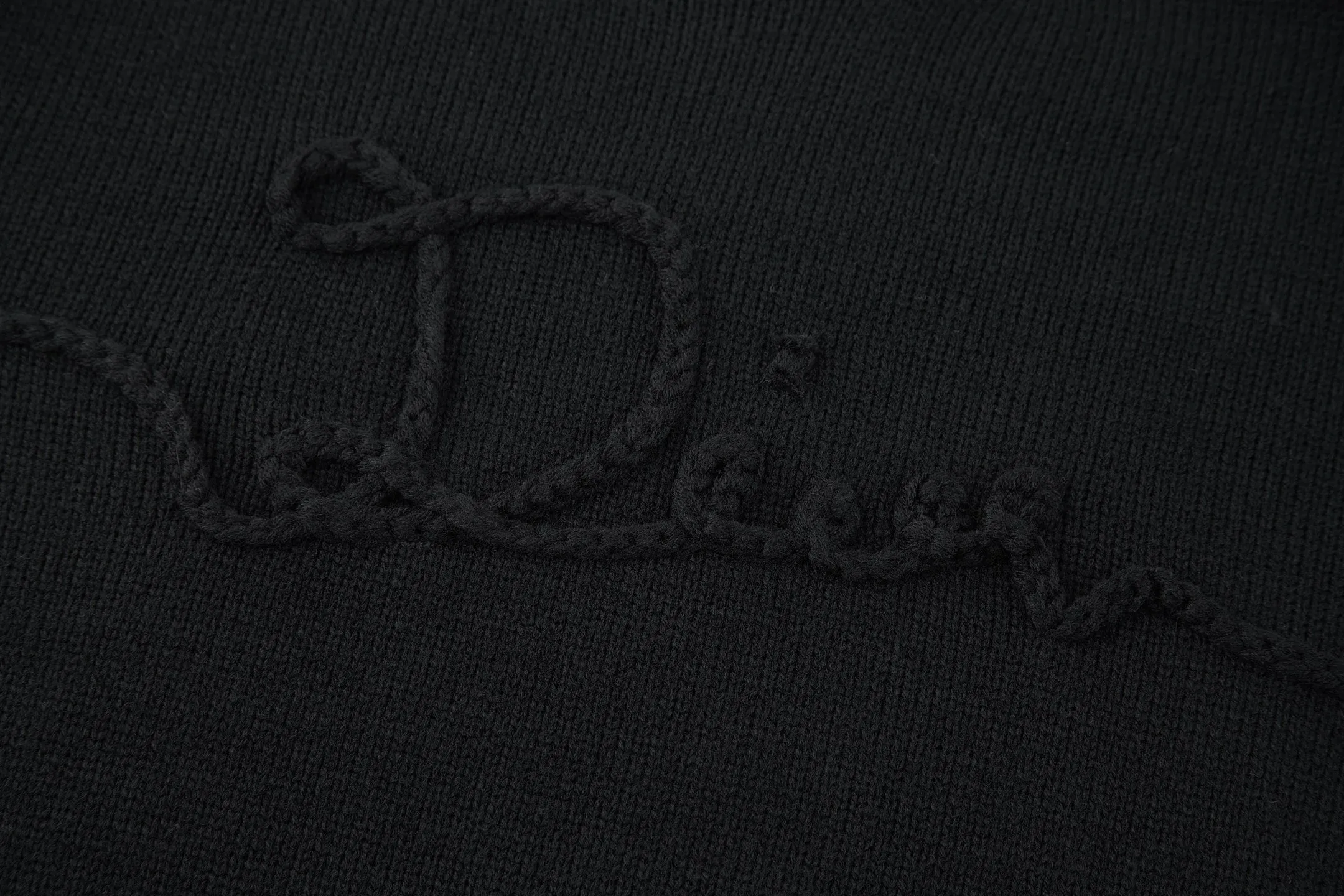 🅿️480 CD 26SS machine-sewn thread embroidered logo crew neck sweater (black). The original version was purchased for 16,000 and developed. The fabric is made of 50% wool and 50% cotton yarn. The chest logo is woven with a positive 7-needle imported machine, and the size is customized according to the original 1:1 data. Garment washing - removes impurities on the wool surface - fixes the color - fixes the pattern - adds hand feel. This knitted sweater is new to the Spring 2026 men's collection and is decorated with the Dior Ribbon logo, paying homage to the exquisite craftsmanship of the Dior workshops. Crafted from white sheep's wool jersey with a ribbed crew neck, cuffs and hem. The elegant fit can be paired with jeans for a casual yet chic look. Dior Ribbon embroidery, ribbed crew neck, cuffs and hem. Size:S-M-L-XL