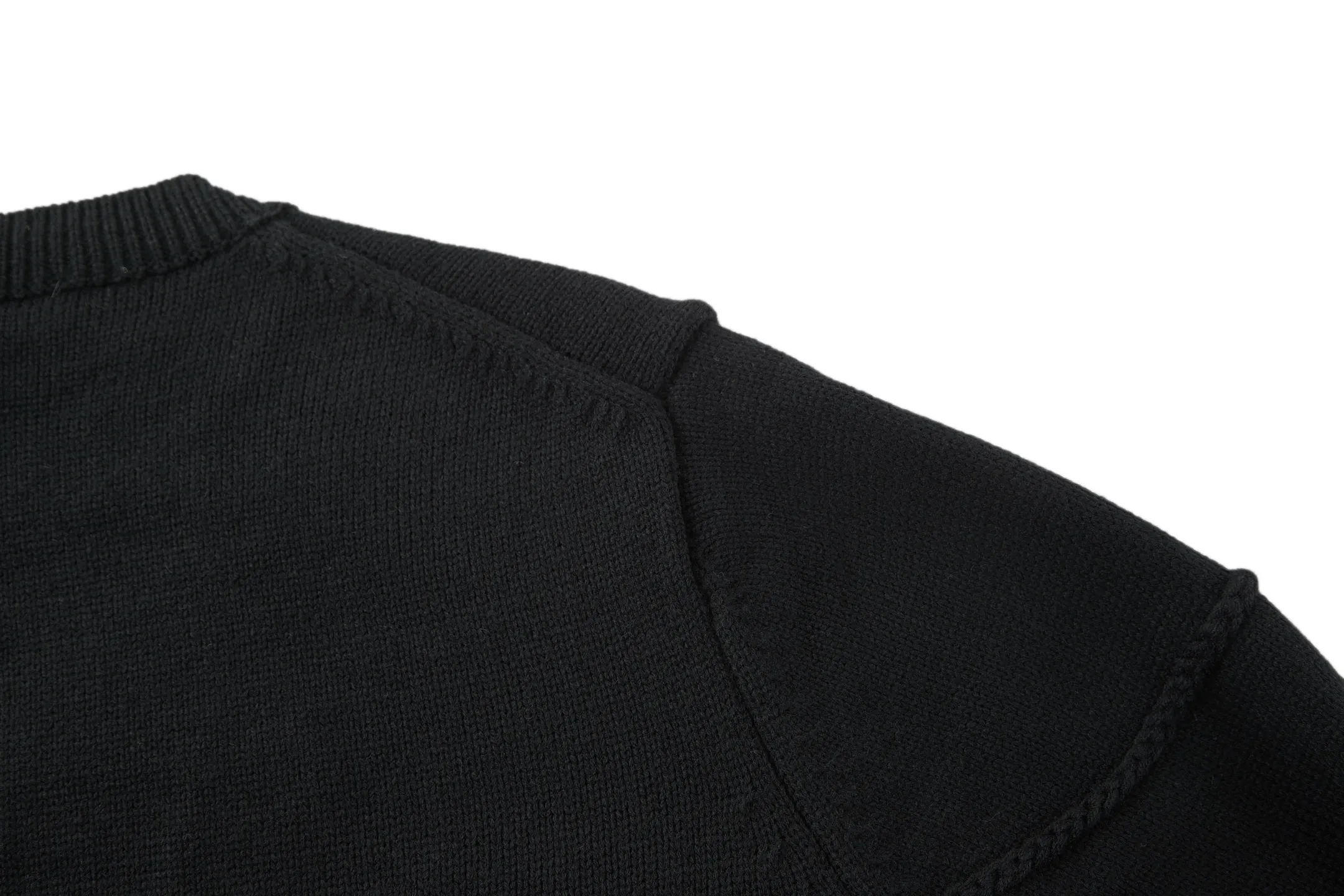 🅿️480 CD 26SS machine-sewn thread embroidered logo crew neck sweater (black). The original version was purchased for 16,000 and developed. The fabric is made of 50% wool and 50% cotton yarn. The chest logo is woven with a positive 7-needle imported machine, and the size is customized according to the original 1:1 data. Garment washing - removes impurities on the wool surface - fixes the color - fixes the pattern - adds hand feel. This knitted sweater is new to the Spring 2026 men's collection and is decorated with the Dior Ribbon logo, paying homage to the exquisite craftsmanship of the Dior workshops. Crafted from white sheep's wool jersey with a ribbed crew neck, cuffs and hem. The elegant fit can be paired with jeans for a casual yet chic look. Dior Ribbon embroidery, ribbed crew neck, cuffs and hem. Size:S-M-L-XL