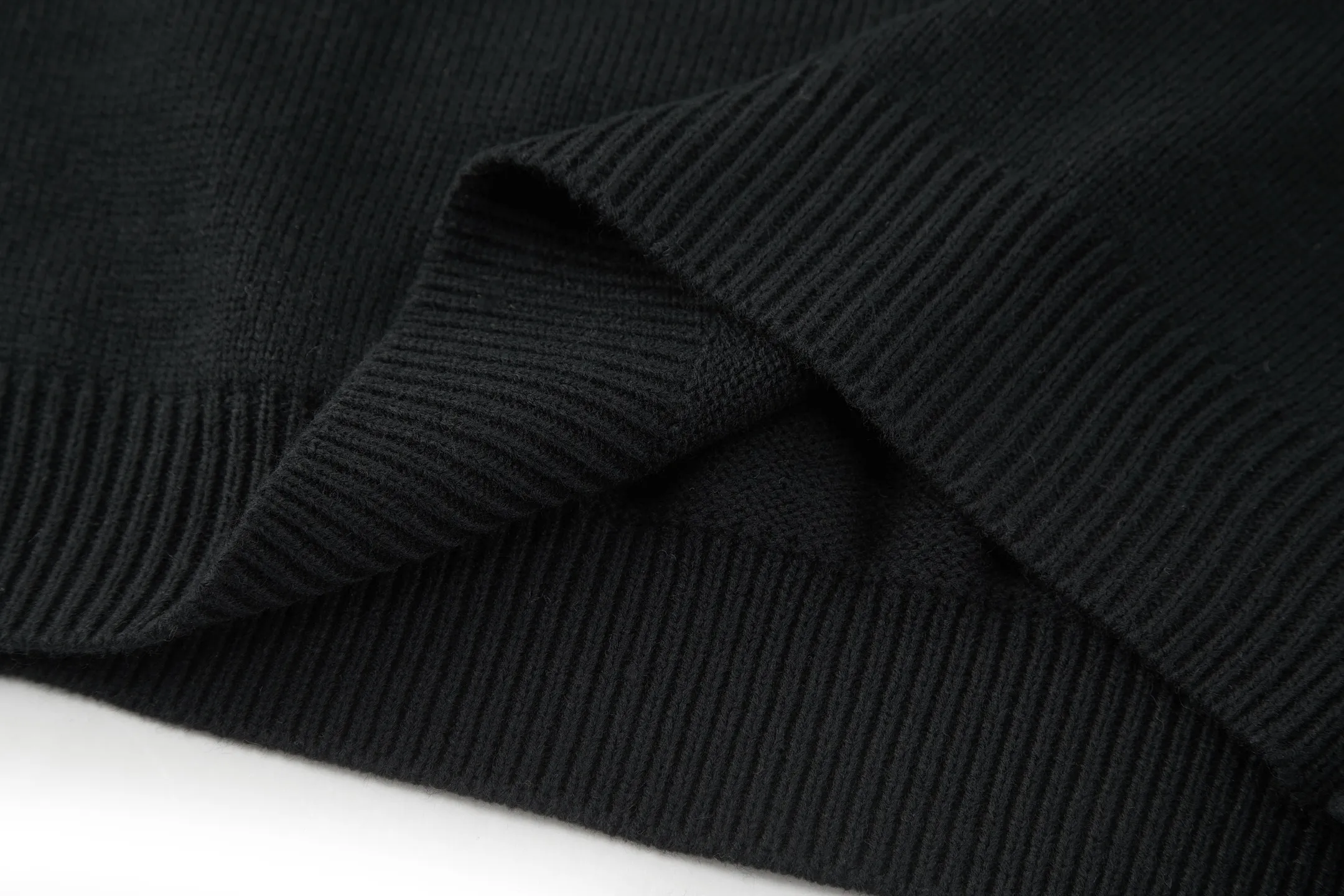 🅿️480 CD 26SS machine-sewn thread embroidered logo crew neck sweater (black). The original version was purchased for 16,000 and developed. The fabric is made of 50% wool and 50% cotton yarn. The chest logo is woven with a positive 7-needle imported machine, and the size is customized according to the original 1:1 data. Garment washing - removes impurities on the wool surface - fixes the color - fixes the pattern - adds hand feel. This knitted sweater is new to the Spring 2026 men's collection and is decorated with the Dior Ribbon logo, paying homage to the exquisite craftsmanship of the Dior workshops. Crafted from white sheep's wool jersey with a ribbed crew neck, cuffs and hem. The elegant fit can be paired with jeans for a casual yet chic look. Dior Ribbon embroidery, ribbed crew neck, cuffs and hem. Size:S-M-L-XL