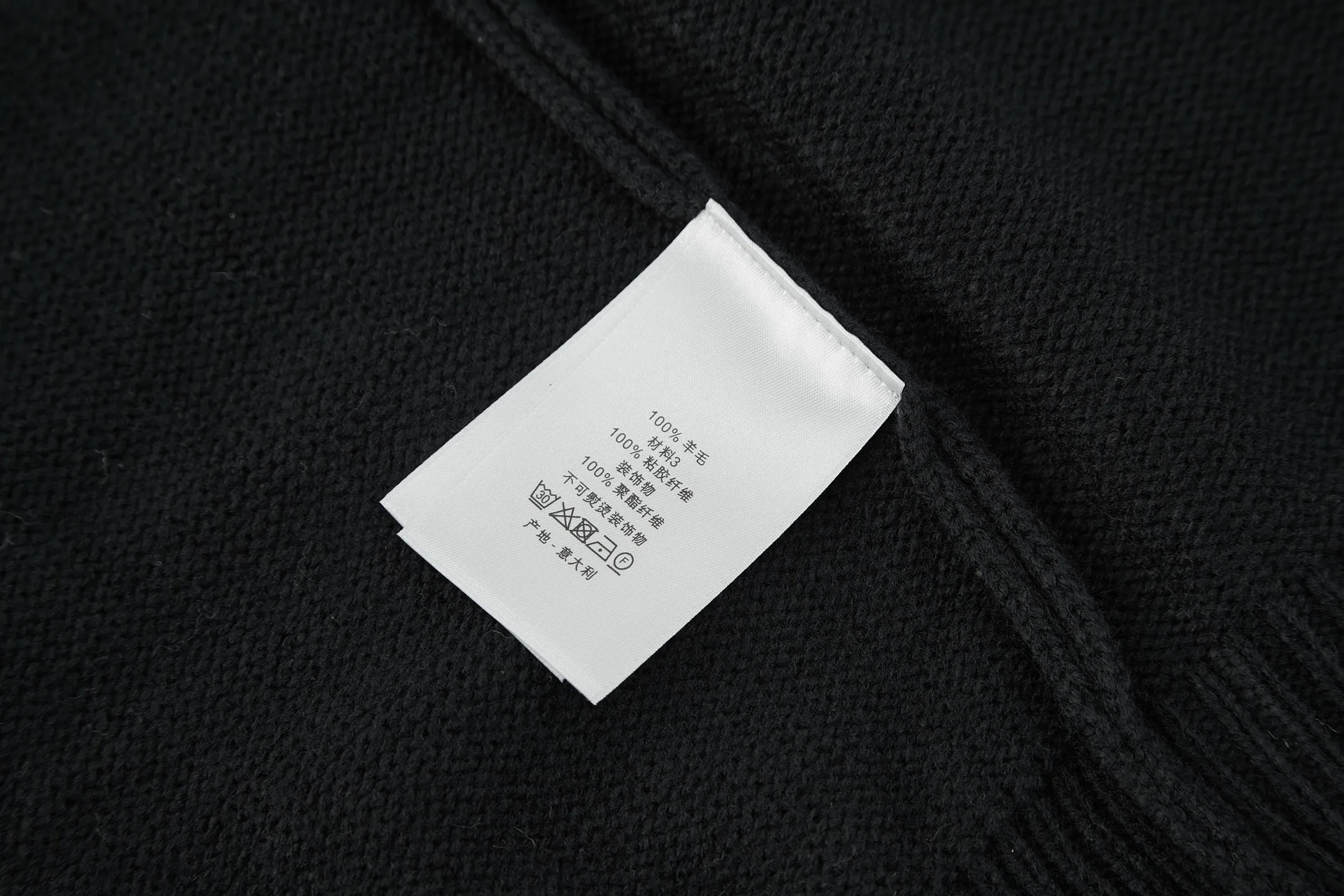 🅿️480 CD 26SS machine-sewn thread embroidered logo crew neck sweater (black). The original version was purchased for 16,000 and developed. The fabric is made of 50% wool and 50% cotton yarn. The chest logo is woven with a positive 7-needle imported machine, and the size is customized according to the original 1:1 data. Garment washing - removes impurities on the wool surface - fixes the color - fixes the pattern - adds hand feel. This knitted sweater is new to the Spring 2026 men's collection and is decorated with the Dior Ribbon logo, paying homage to the exquisite craftsmanship of the Dior workshops. Crafted from white sheep's wool jersey with a ribbed crew neck, cuffs and hem. The elegant fit can be paired with jeans for a casual yet chic look. Dior Ribbon embroidery, ribbed crew neck, cuffs and hem. Size:S-M-L-XL