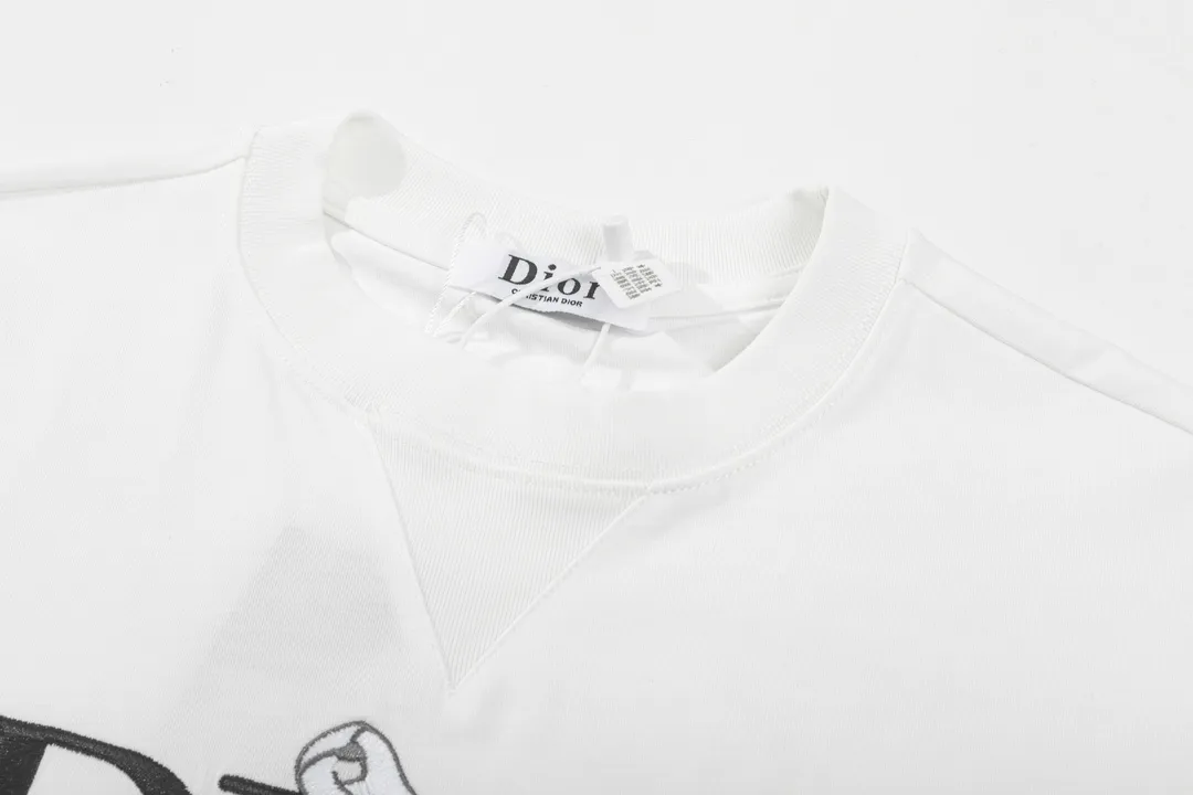 🅿️180 (➕5🉑with handbag) DIOR Dior pin🧷letter embroidered sweatshirt with thousands of stitches three-dimensional embroidery on the chest DIOR🧷 pattern classic short-sleeved T-shirt Customized 240g same vat dyed fabric feels very comfortable The latest brick cabinet synchronization in spring and summer OS off-shoulder version Fashionable and individual Super versatile and good-looking one is very suitable for both men and women A must-have item for everyone, hangtag collar label Washed wheat, complete with three standards, style number: 23802, color: white, size: XS~L