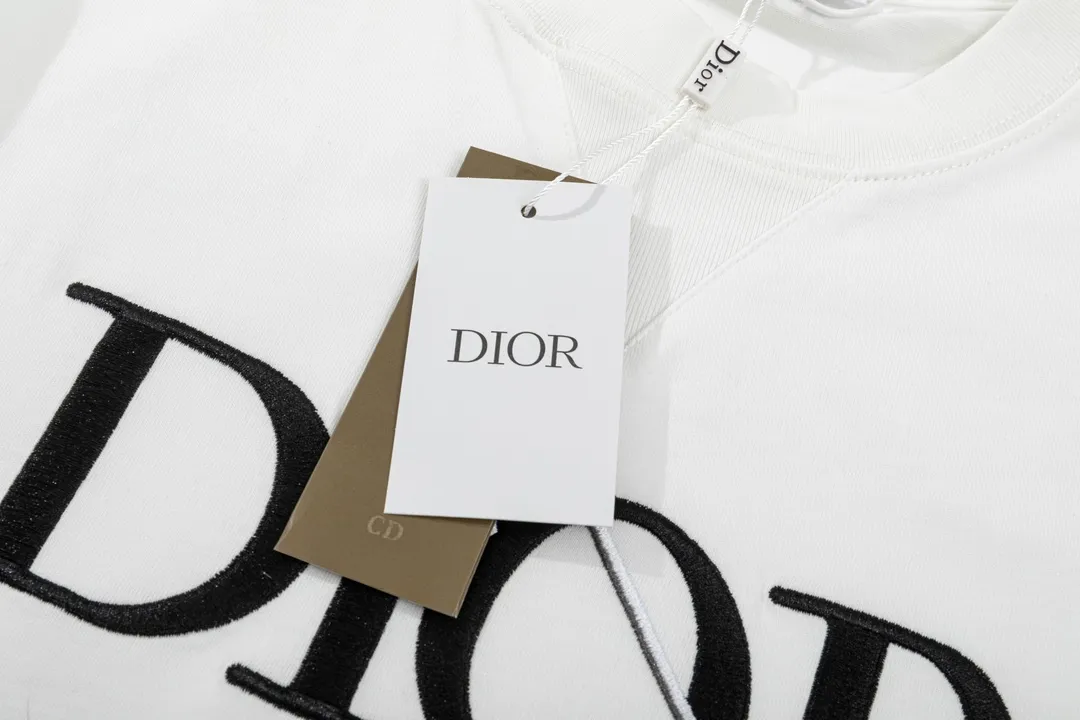 🅿️180 (➕5🉑with handbag) DIOR Dior pin🧷letter embroidered sweatshirt with thousands of stitches three-dimensional embroidery on the chest DIOR🧷 pattern classic short-sleeved T-shirt Customized 240g same vat dyed fabric feels very comfortable The latest brick cabinet synchronization in spring and summer OS off-shoulder version Fashionable and individual Super versatile and good-looking one is very suitable for both men and women A must-have item for everyone, hangtag collar label Washed wheat, complete with three standards, style number: 23802, color: white, size: XS~L
