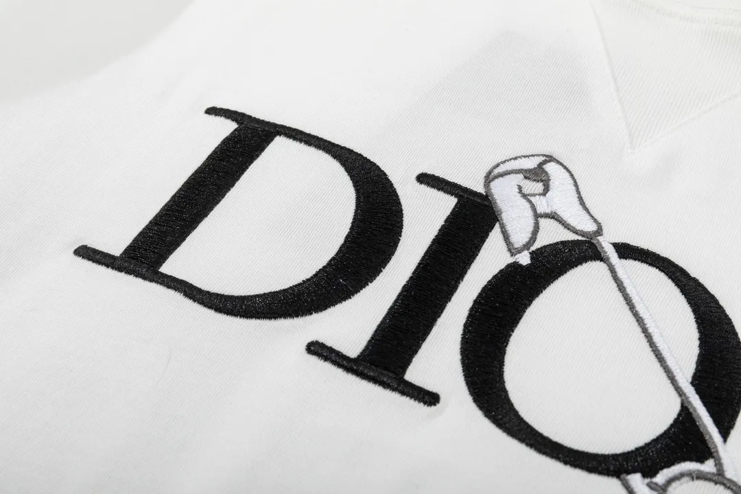 🅿️180 (➕5🉑with handbag) DIOR Dior pin🧷letter embroidered sweatshirt with thousands of stitches three-dimensional embroidery on the chest DIOR🧷 pattern classic short-sleeved T-shirt Customized 240g same vat dyed fabric feels very comfortable The latest brick cabinet synchronization in spring and summer OS off-shoulder version Fashionable and individual Super versatile and good-looking one is very suitable for both men and women A must-have item for everyone, hangtag collar label Washed wheat, complete with three standards, style number: 23802, color: white, size: XS~L