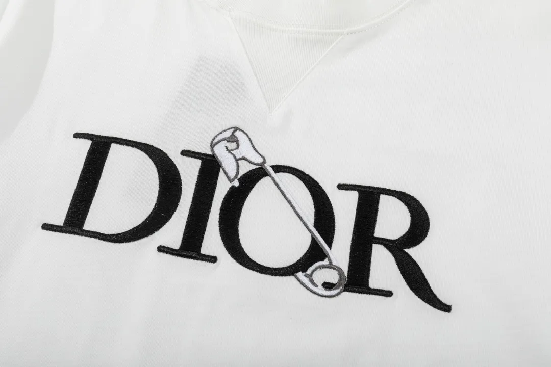 🅿️180 (➕5🉑with handbag) DIOR Dior pin🧷letter embroidered sweatshirt with thousands of stitches three-dimensional embroidery on the chest DIOR🧷 pattern classic short-sleeved T-shirt Customized 240g same vat dyed fabric feels very comfortable The latest brick cabinet synchronization in spring and summer OS off-shoulder version Fashionable and individual Super versatile and good-looking one is very suitable for both men and women A must-have item for everyone, hangtag collar label Washed wheat, complete with three standards, style number: 23802, color: white, size: XS~L