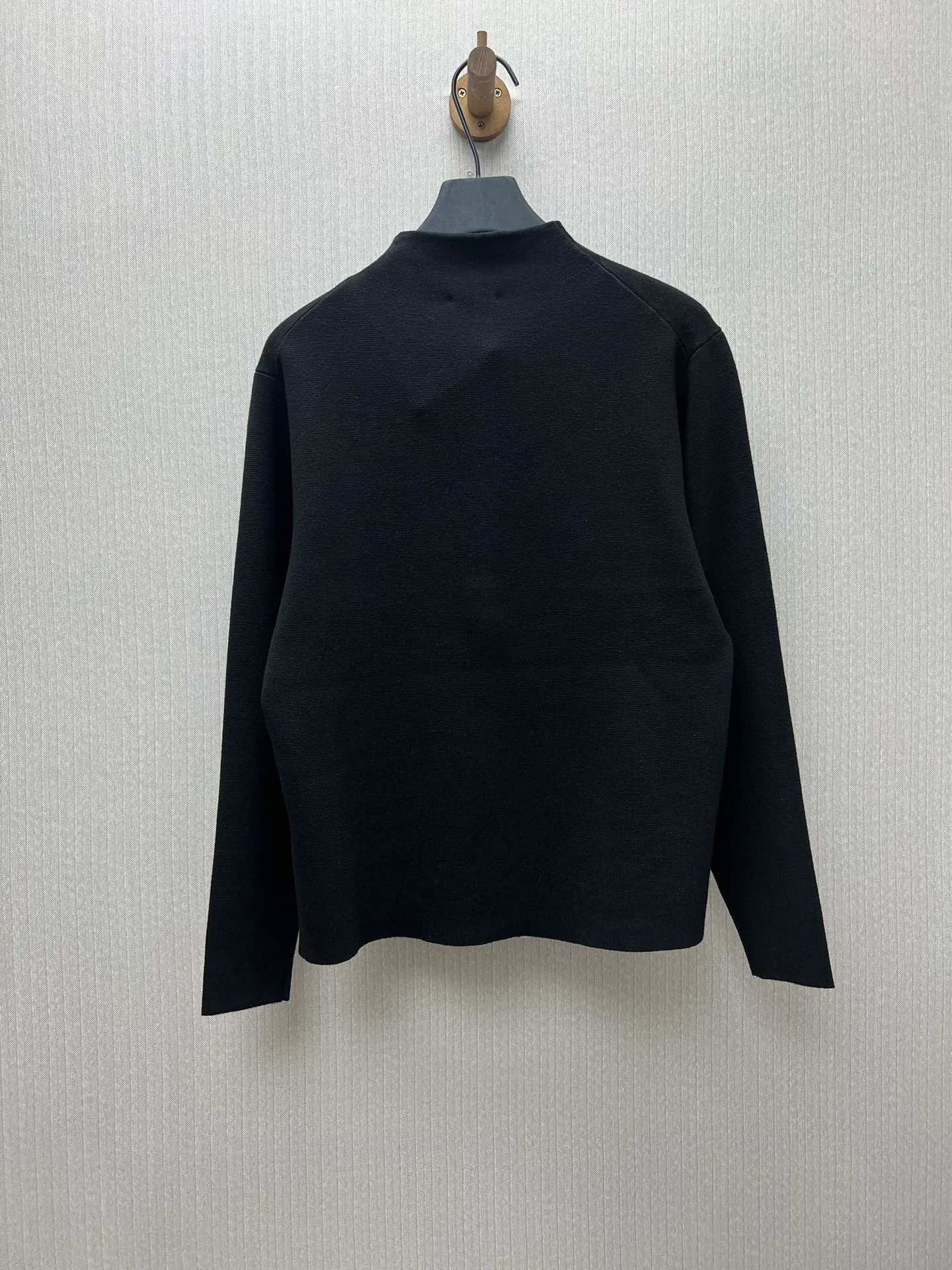🅿️620 Dior 25ss new CD Icon sweater is a new interpretation of knitted items and is a model that showcases Dior's exquisite craftsmanship. Crafted from black sheepskin knit, it features debossed embroidery of the CD icon on the chest and a zip closure for a unique look. Warm and practical, it can be worn layered with a T-shirt. Size: S.M.L.XL.