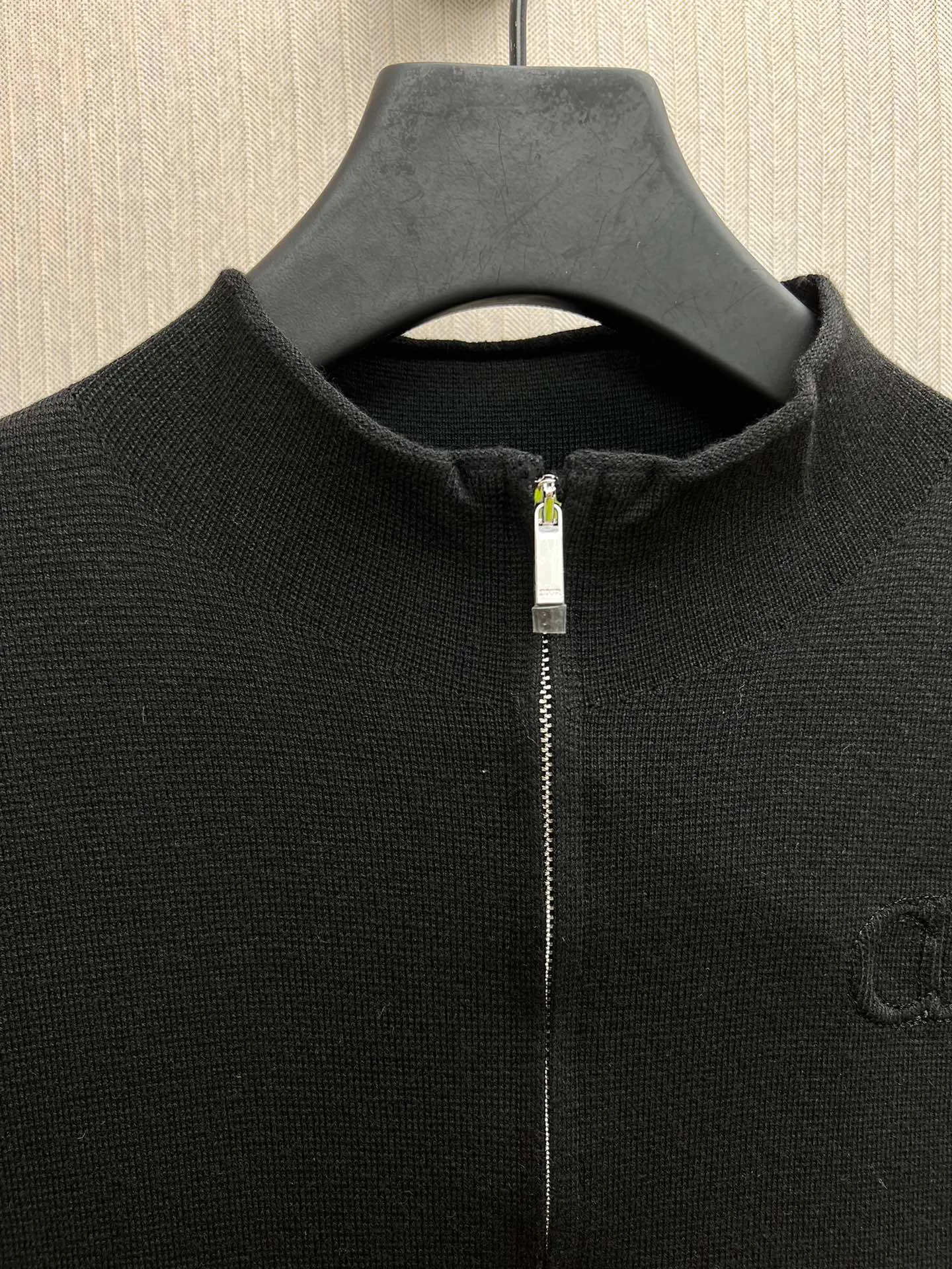 🅿️620 Dior 25ss new CD Icon sweater is a new interpretation of knitted items and is a model that showcases Dior's exquisite craftsmanship. Crafted from black sheepskin knit, it features debossed embroidery of the CD icon on the chest and a zip closure for a unique look. Warm and practical, it can be worn layered with a T-shirt. Size: S.M.L.XL.