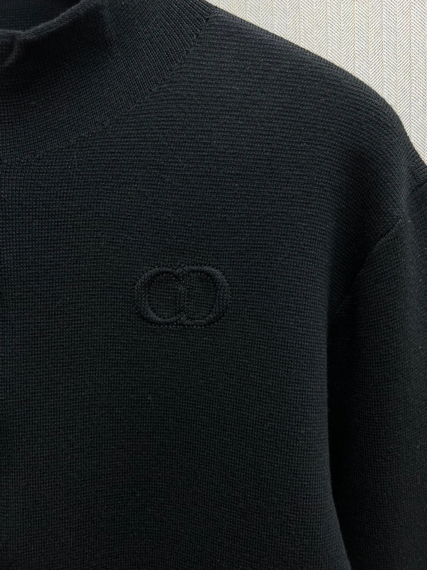 🅿️620 Dior 25ss new CD Icon sweater is a new interpretation of knitted items and is a model that showcases Dior's exquisite craftsmanship. Crafted from black sheepskin knit, it features debossed embroidery of the CD icon on the chest and a zip closure for a unique look. Warm and practical, it can be worn layered with a T-shirt. Size: S.M.L.XL.