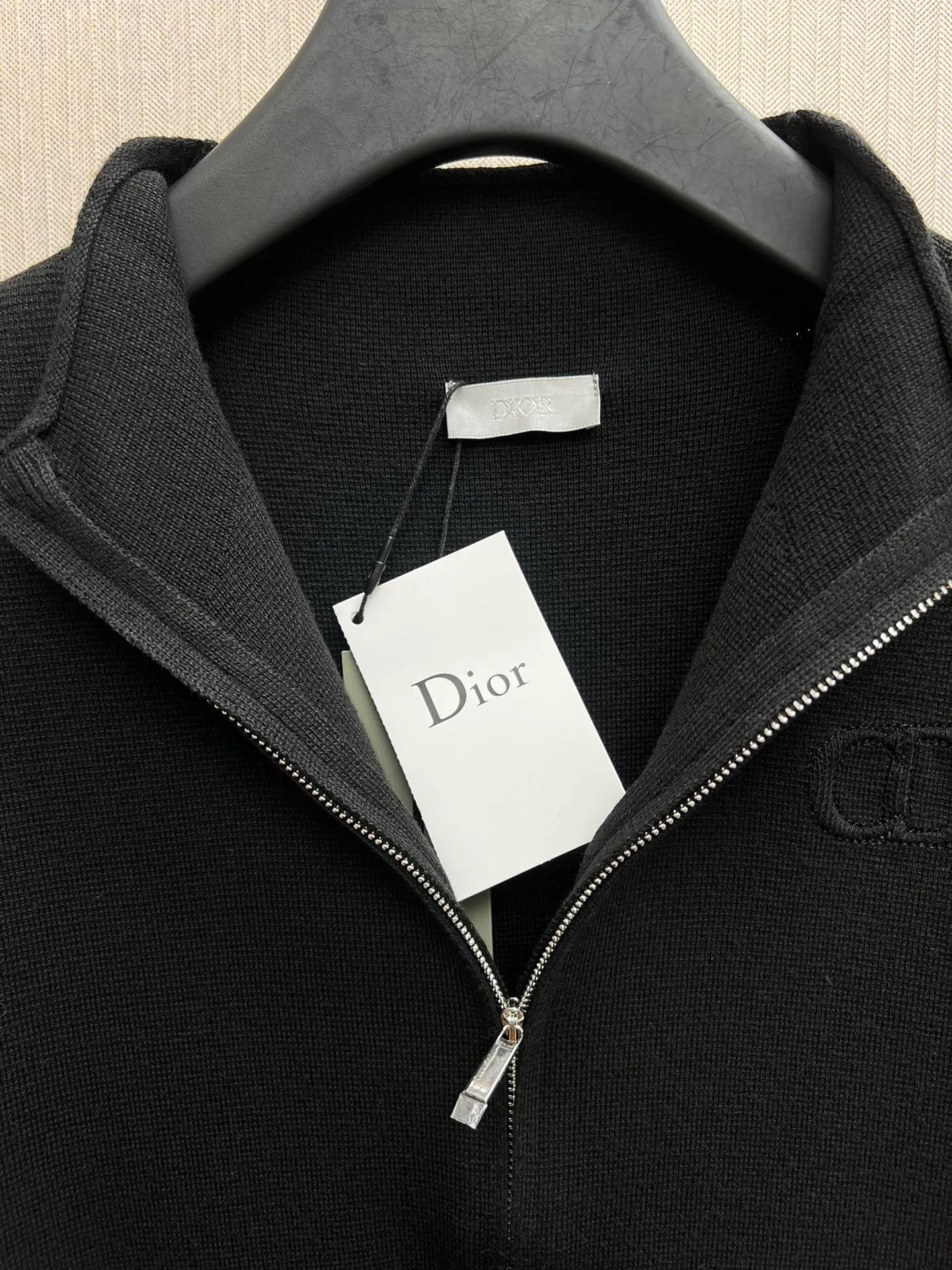 🅿️620 Dior 25ss new CD Icon sweater is a new interpretation of knitted items and is a model that showcases Dior's exquisite craftsmanship. Crafted from black sheepskin knit, it features debossed embroidery of the CD icon on the chest and a zip closure for a unique look. Warm and practical, it can be worn layered with a T-shirt. Size: S.M.L.XL.