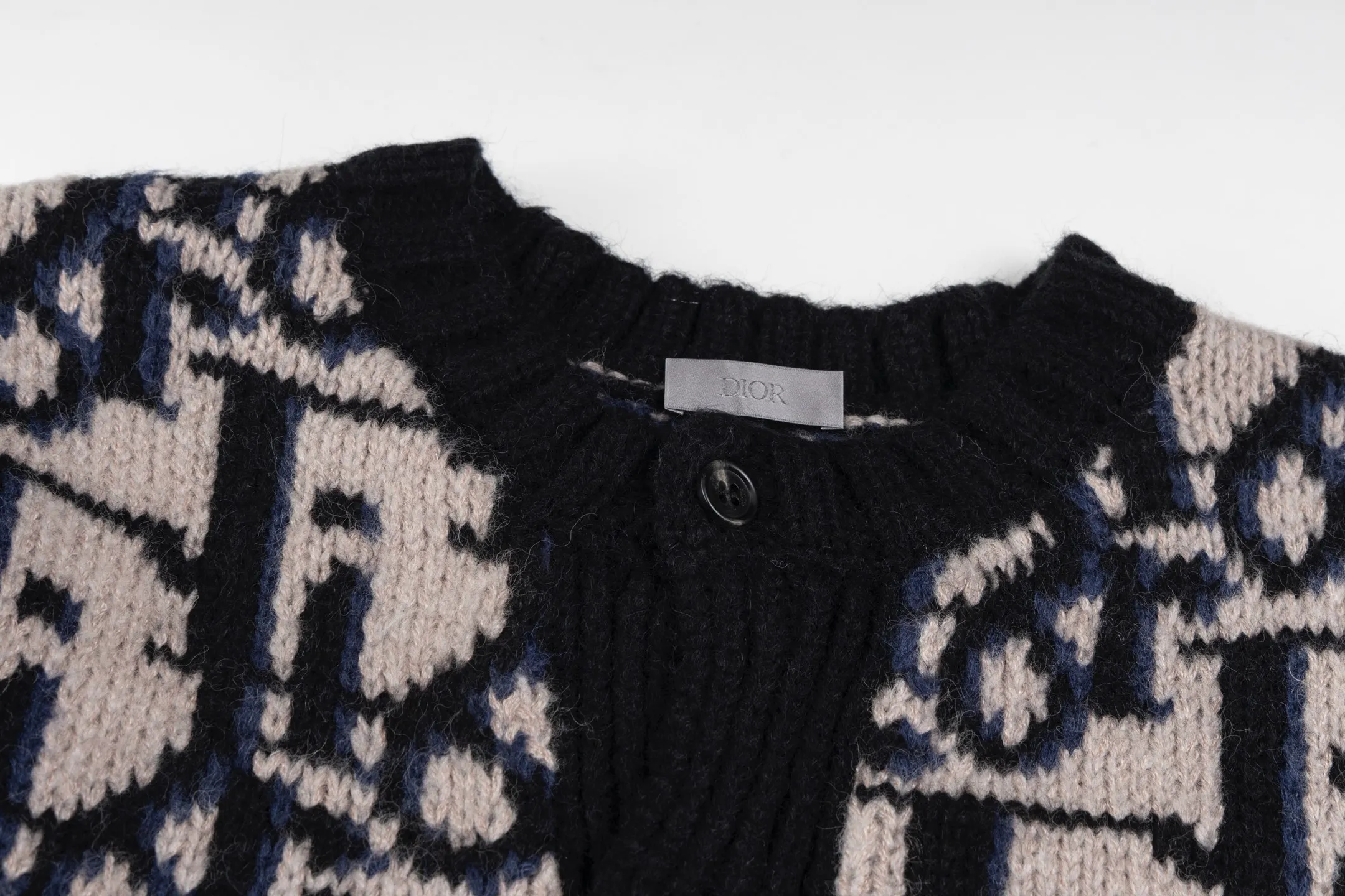 🅿️520 [Exclusive supply] CD full-print presbyopic V-neck wool cardigan. The original version was purchased for 15,049 and developed. The fabric is carefully made of high-quality fabrics. It is blended with mohair, wool and polyamide. It has a soft touch and excellent warmth retention. The sweater features the classic Dior Oblique all-over print pattern, and the blue-toned design highlights the brand's signature aesthetic. The round neck is treated with ribbing technology to ensure comfortable wearing and not easy to deform. The hem and cuffs also use ribbing technology, with exquisite details. The placket design with button closure makes it easy to put on and take off. The fabric has been treated with a special knitting process, which not only maintains the light and fluffy characteristics of mohair, but also enhances the thermal insulation effect of wool. The addition of polyamide improves the durability and wrinkle resistance of the fabric. The overall tailoring follows Dior's classic silhouette, and the twill pattern forms an elegant contrast with the simple silhouette. It is an ideal choice for matching T-shirts and trousers this season. Size:S/M/L/XL