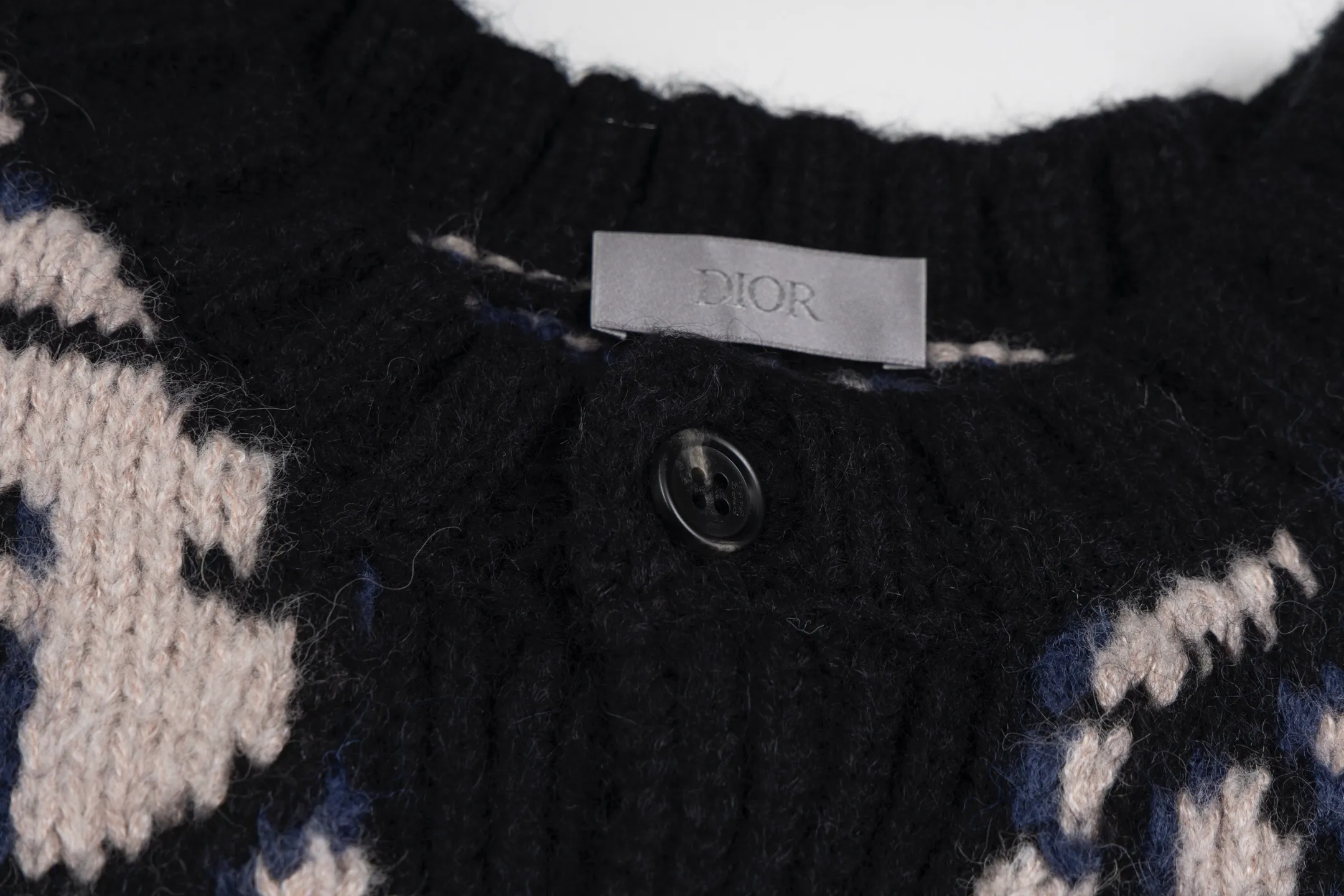 🅿️520 [Exclusive supply] CD full-print presbyopic V-neck wool cardigan. The original version was purchased for 15,049 and developed. The fabric is carefully made of high-quality fabrics. It is blended with mohair, wool and polyamide. It has a soft touch and excellent warmth retention. The sweater features the classic Dior Oblique all-over print pattern, and the blue-toned design highlights the brand's signature aesthetic. The round neck is treated with ribbing technology to ensure comfortable wearing and not easy to deform. The hem and cuffs also use ribbing technology, with exquisite details. The placket design with button closure makes it easy to put on and take off. The fabric has been treated with a special knitting process, which not only maintains the light and fluffy characteristics of mohair, but also enhances the thermal insulation effect of wool. The addition of polyamide improves the durability and wrinkle resistance of the fabric. The overall tailoring follows Dior's classic silhouette, and the twill pattern forms an elegant contrast with the simple silhouette. It is an ideal choice for matching T-shirts and trousers this season. Size:S/M/L/XL