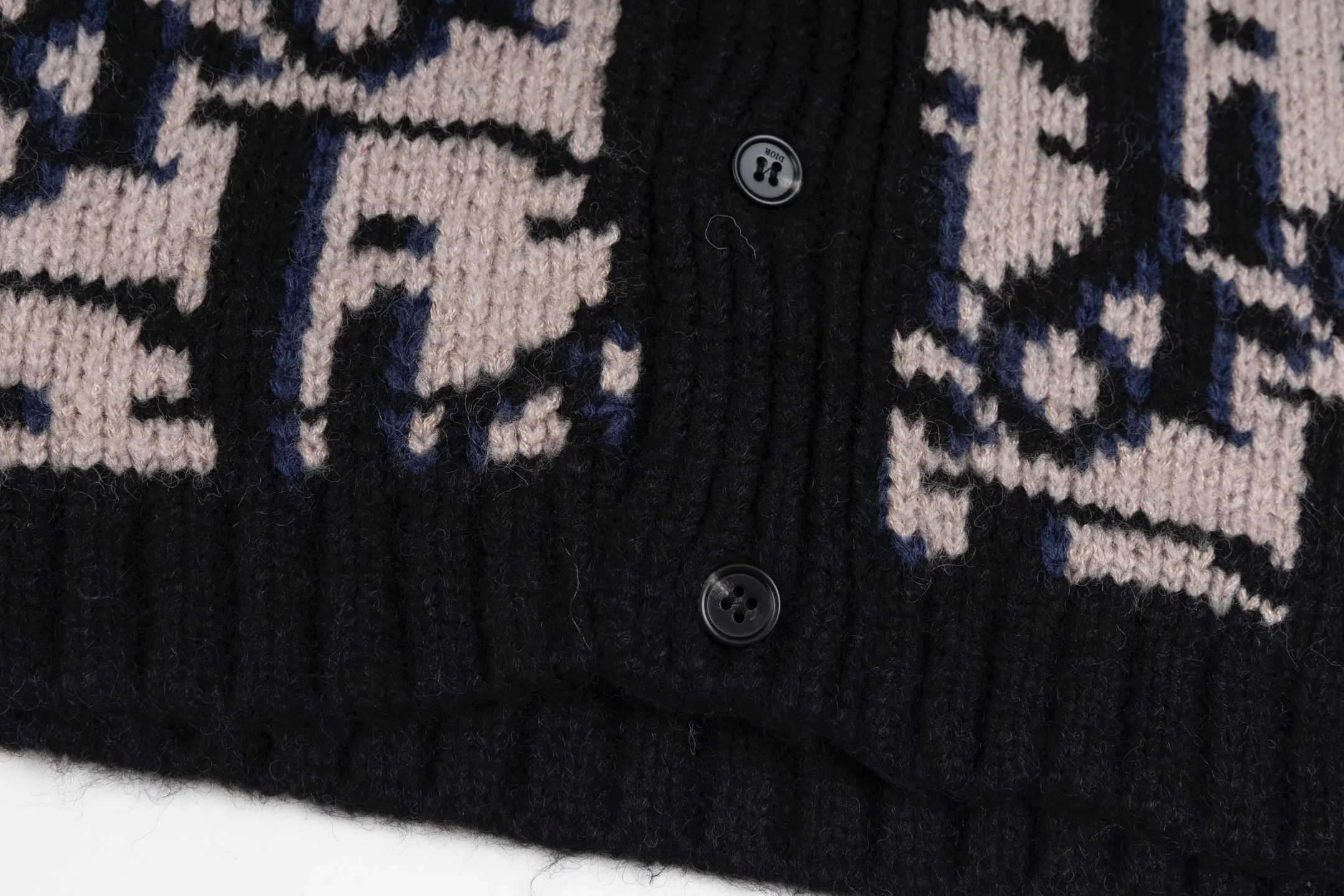 🅿️520 [Exclusive supply] CD full-print presbyopic V-neck wool cardigan. The original version was purchased for 15,049 and developed. The fabric is carefully made of high-quality fabrics. It is blended with mohair, wool and polyamide. It has a soft touch and excellent warmth retention. The sweater features the classic Dior Oblique all-over print pattern, and the blue-toned design highlights the brand's signature aesthetic. The round neck is treated with ribbing technology to ensure comfortable wearing and not easy to deform. The hem and cuffs also use ribbing technology, with exquisite details. The placket design with button closure makes it easy to put on and take off. The fabric has been treated with a special knitting process, which not only maintains the light and fluffy characteristics of mohair, but also enhances the thermal insulation effect of wool. The addition of polyamide improves the durability and wrinkle resistance of the fabric. The overall tailoring follows Dior's classic silhouette, and the twill pattern forms an elegant contrast with the simple silhouette. It is an ideal choice for matching T-shirts and trousers this season. Size:S/M/L/XL