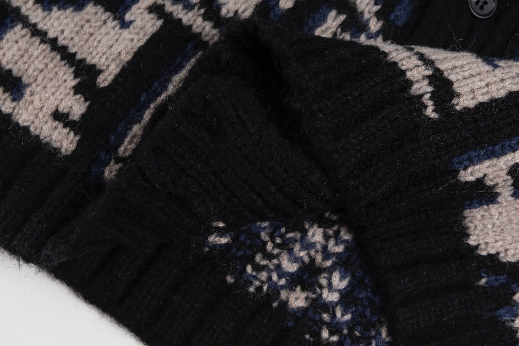 🅿️520 [Exclusive supply] CD full-print presbyopic V-neck wool cardigan. The original version was purchased for 15,049 and developed. The fabric is carefully made of high-quality fabrics. It is blended with mohair, wool and polyamide. It has a soft touch and excellent warmth retention. The sweater features the classic Dior Oblique all-over print pattern, and the blue-toned design highlights the brand's signature aesthetic. The round neck is treated with ribbing technology to ensure comfortable wearing and not easy to deform. The hem and cuffs also use ribbing technology, with exquisite details. The placket design with button closure makes it easy to put on and take off. The fabric has been treated with a special knitting process, which not only maintains the light and fluffy characteristics of mohair, but also enhances the thermal insulation effect of wool. The addition of polyamide improves the durability and wrinkle resistance of the fabric. The overall tailoring follows Dior's classic silhouette, and the twill pattern forms an elegant contrast with the simple silhouette. It is an ideal choice for matching T-shirts and trousers this season. Size:S/M/L/XL