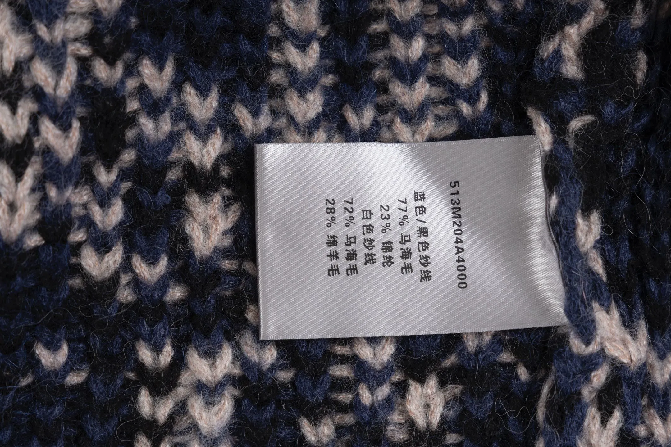🅿️520 [Exclusive supply] CD full-print presbyopic V-neck wool cardigan. The original version was purchased for 15,049 and developed. The fabric is carefully made of high-quality fabrics. It is blended with mohair, wool and polyamide. It has a soft touch and excellent warmth retention. The sweater features the classic Dior Oblique all-over print pattern, and the blue-toned design highlights the brand's signature aesthetic. The round neck is treated with ribbing technology to ensure comfortable wearing and not easy to deform. The hem and cuffs also use ribbing technology, with exquisite details. The placket design with button closure makes it easy to put on and take off. The fabric has been treated with a special knitting process, which not only maintains the light and fluffy characteristics of mohair, but also enhances the thermal insulation effect of wool. The addition of polyamide improves the durability and wrinkle resistance of the fabric. The overall tailoring follows Dior's classic silhouette, and the twill pattern forms an elegant contrast with the simple silhouette. It is an ideal choice for matching T-shirts and trousers this season. Size:S/M/L/XL