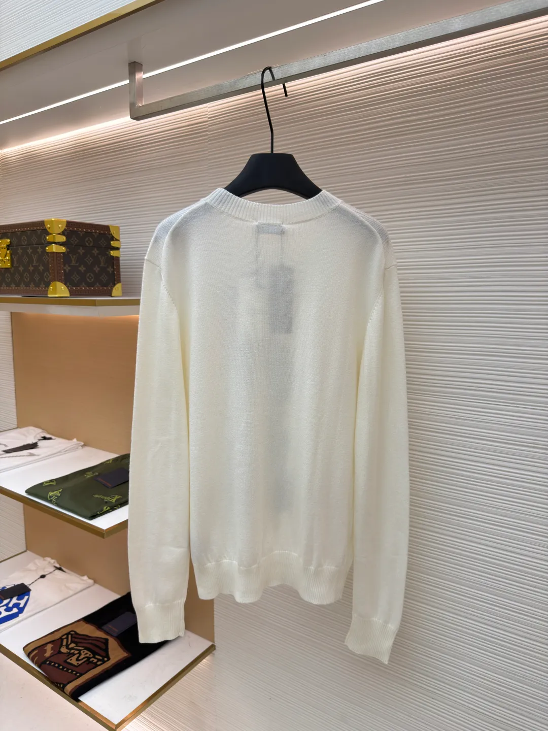 DIOR pattern jacquard round neck pullover long-sleeved cashmere sweater ●Authentic product: 15000 purchased and developed ●Item number: 1680827-B50 ●Fabric: wool fabric ●Technology: jacquard production ●Version: fitted version ●Weight: about 300 grams ●Size: XS-S-M-L ●Description: This knitted sweater is made of high-quality wool Specific fabric composition, natural fibers give it a soft skin-friendly touch, the delicate weave makes the body stiff and textured, the embroidery process is exquisite, and the puppy pattern is three-dimensional and vivid. It balances comfort and fashion, easily adapts to daily wear scenes, and adds unique fun to the look. The overall wiring is straight and delicate, the fabric is comfortable and soft, and the color is consistent without color difference. It can be matched with the same style to create a fashionable look and control various occasions. Customized accessories, complete with three standards, same style for men and women!