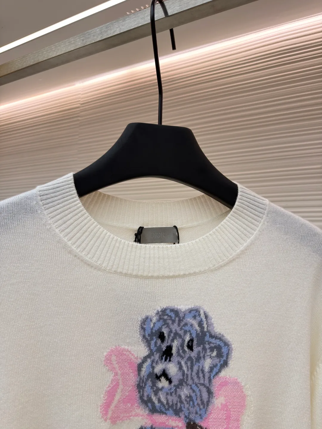 DIOR pattern jacquard round neck pullover long-sleeved cashmere sweater ●Authentic product: 15000 purchased and developed ●Item number: 1680827-B50 ●Fabric: wool fabric ●Technology: jacquard production ●Version: fitted version ●Weight: about 300 grams ●Size: XS-S-M-L ●Description: This knitted sweater is made of high-quality wool Specific fabric composition, natural fibers give it a soft skin-friendly touch, the delicate weave makes the body stiff and textured, the embroidery process is exquisite, and the puppy pattern is three-dimensional and vivid. It balances comfort and fashion, easily adapts to daily wear scenes, and adds unique fun to the look. The overall wiring is straight and delicate, the fabric is comfortable and soft, and the color is consistent without color difference. It can be matched with the same style to create a fashionable look and control various occasions. Customized accessories, complete with three standards, same style for men and women!