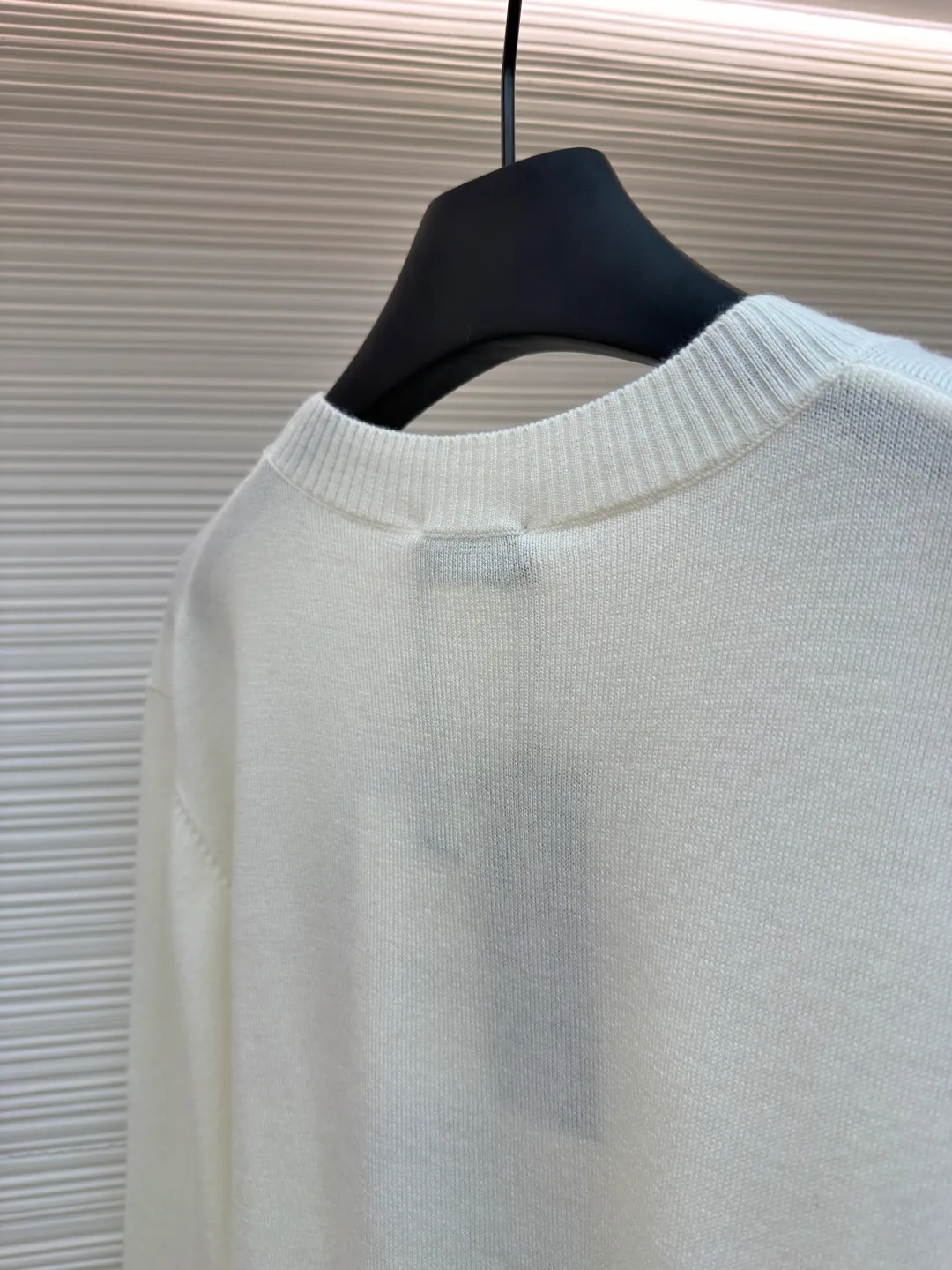 DIOR pattern jacquard round neck pullover long-sleeved cashmere sweater ●Authentic product: 15000 purchased and developed ●Item number: 1680827-B50 ●Fabric: wool fabric ●Technology: jacquard production ●Version: fitted version ●Weight: about 300 grams ●Size: XS-S-M-L ●Description: This knitted sweater is made of high-quality wool Specific fabric composition, natural fibers give it a soft skin-friendly touch, the delicate weave makes the body stiff and textured, the embroidery process is exquisite, and the puppy pattern is three-dimensional and vivid. It balances comfort and fashion, easily adapts to daily wear scenes, and adds unique fun to the look. The overall wiring is straight and delicate, the fabric is comfortable and soft, and the color is consistent without color difference. It can be matched with the same style to create a fashionable look and control various occasions. Customized accessories, complete with three standards, same style for men and women!