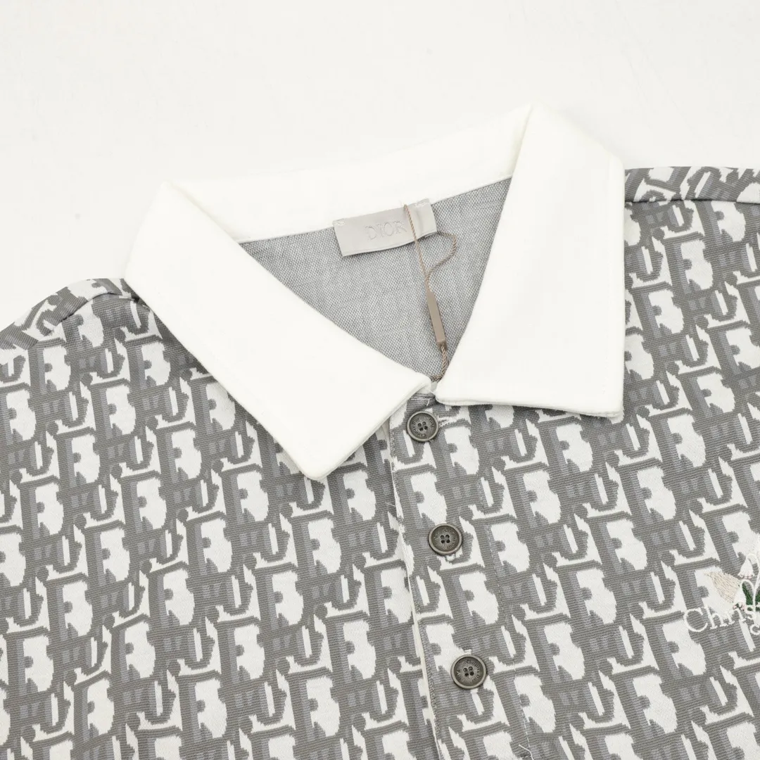 🅿️380 DIOR/Dior all-over printed old flower embroidered lapel long-sleeved polo shirt made of customized fabrics. DuPont Sorona material is added, which is skin-friendly, long-lasting antibacterial, anti-mite, and more washable. The cotton thread has been repeatedly processed to remove inferior coarse fibers and impurities, leaving only high-quality cotton fibers, making the fabric more advanced and classy. Environmentally friendly polishing enzyme technology gives the fabric a clean appearance and clear texture. Simple and exquisite! Full of sense of ceremony! Simple and luxurious, full of design! It gives people a simple but not boring feeling, creating a low-key and unique personalized fashion! Fine workmanship, compare with the counters! A highly recognizable long-sleeved style with great upper body effect!!! Super versatile! Same style for men and women. Size：S-L