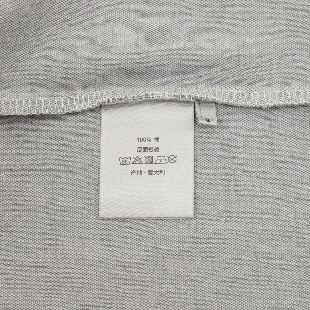 🅿️380 DIOR/Dior all-over printed old flower embroidered lapel long-sleeved polo shirt made of customized fabrics. DuPont Sorona material is added, which is skin-friendly, long-lasting antibacterial, anti-mite, and more washable. The cotton thread has been repeatedly processed to remove inferior coarse fibers and impurities, leaving only high-quality cotton fibers, making the fabric more advanced and classy. Environmentally friendly polishing enzyme technology gives the fabric a clean appearance and clear texture. Simple and exquisite! Full of sense of ceremony! Simple and luxurious, full of design! It gives people a simple but not boring feeling, creating a low-key and unique personalized fashion! Fine workmanship, compare with the counters! A highly recognizable long-sleeved style with great upper body effect!!! Super versatile! Same style for men and women. Size：S-L