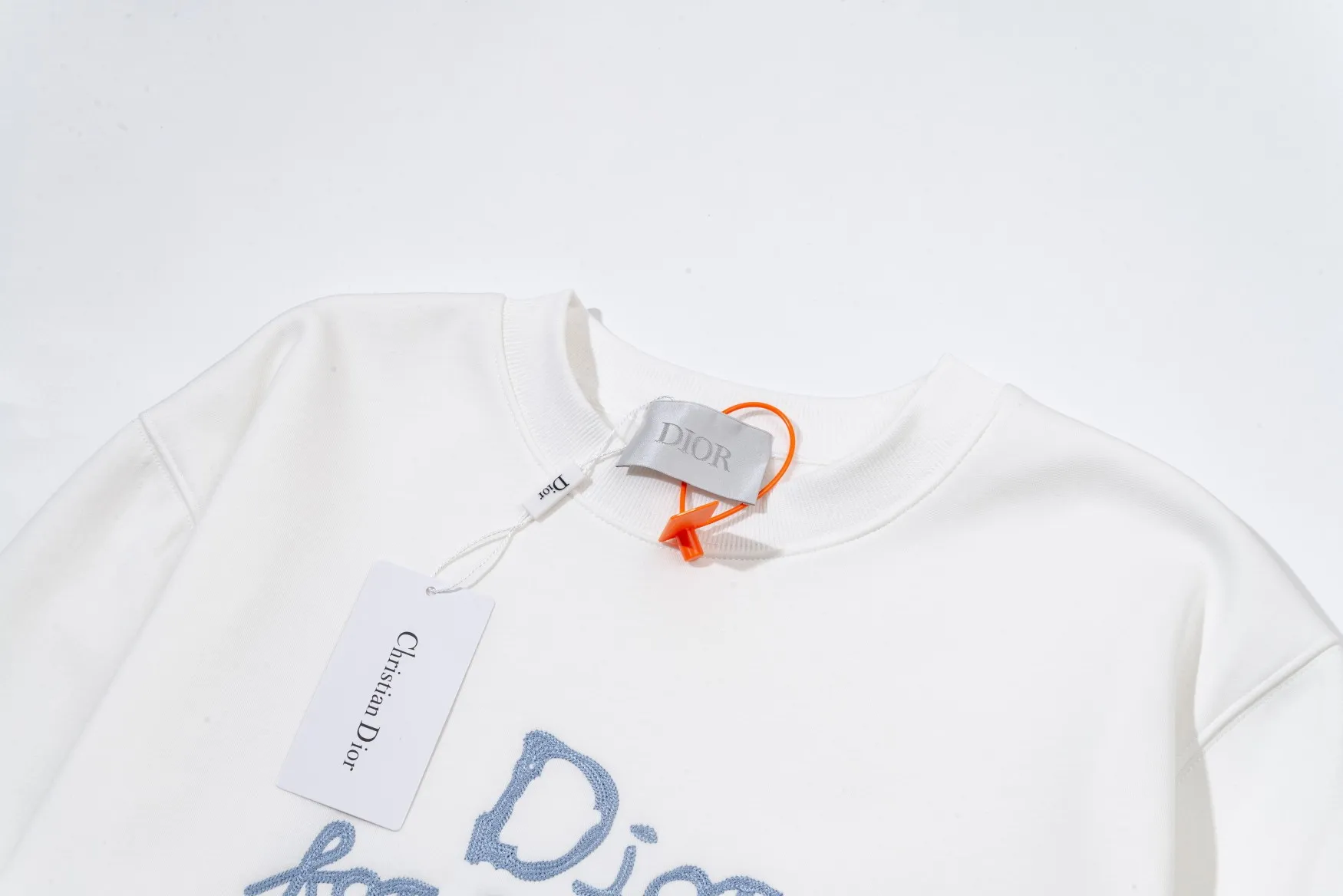 🅿️290 Dior DIOR's new embroidered round neck sweatshirt, the fabric is comfortable and soft. Composite Austrian velvet. High quality 🔥 Logo letters on the front are embroidered with high craftsmanship, and the ribs are specially customized to restore the trend brought by special craftsmanship. Customized dyeing, complete with three standards. Non-market ordinary version. Compare at will. Quality is absolutely guaranteed. Same style for men and women. Color: Black White Navy Code Number: S M L XL [Style No. A3352]
