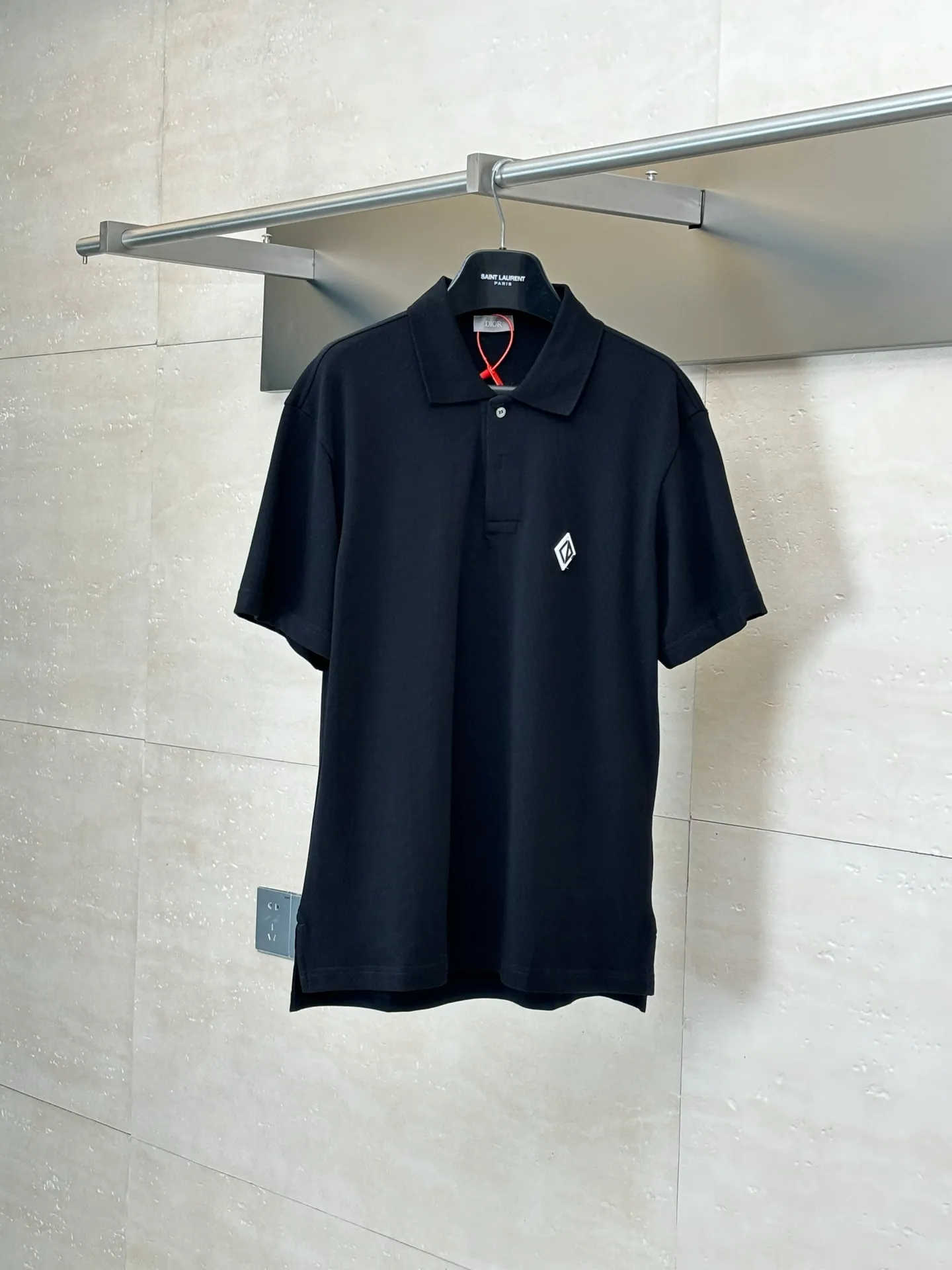 🅿️300 Dio*/Dior 25Ss new Diamond patch lapel short-sleeved polo shirt. Customized pique pure cotton sateen, soft and waxy to the touch, light and smooth. The fabric has been washed and feels better. It is not easy to deform, shrink or fade, and maintains long-term beauty. With its pure color, it interprets the perfect fusion of elegance and simplicity. The Diamond rubber patch logo on the chest is vivid on the clothes. It uses imported special machine infrared positioning. " "Patch" position is more precise and firm. Size: S/M/L/XL