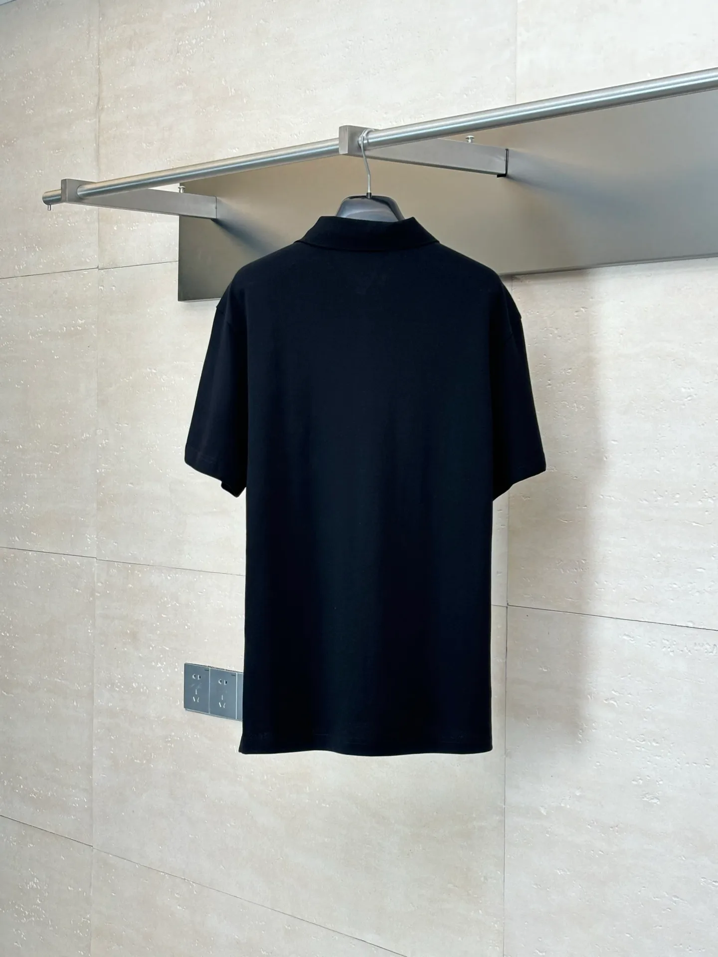 🅿️300 Dio*/Dior 25Ss new Diamond patch lapel short-sleeved polo shirt. Customized pique pure cotton sateen, soft and waxy to the touch, light and smooth. The fabric has been washed and feels better. It is not easy to deform, shrink or fade, and maintains long-term beauty. With its pure color, it interprets the perfect fusion of elegance and simplicity. The Diamond rubber patch logo on the chest is vivid on the clothes. It uses imported special machine infrared positioning. " "Patch" position is more precise and firm. Size: S/M/L/XL
