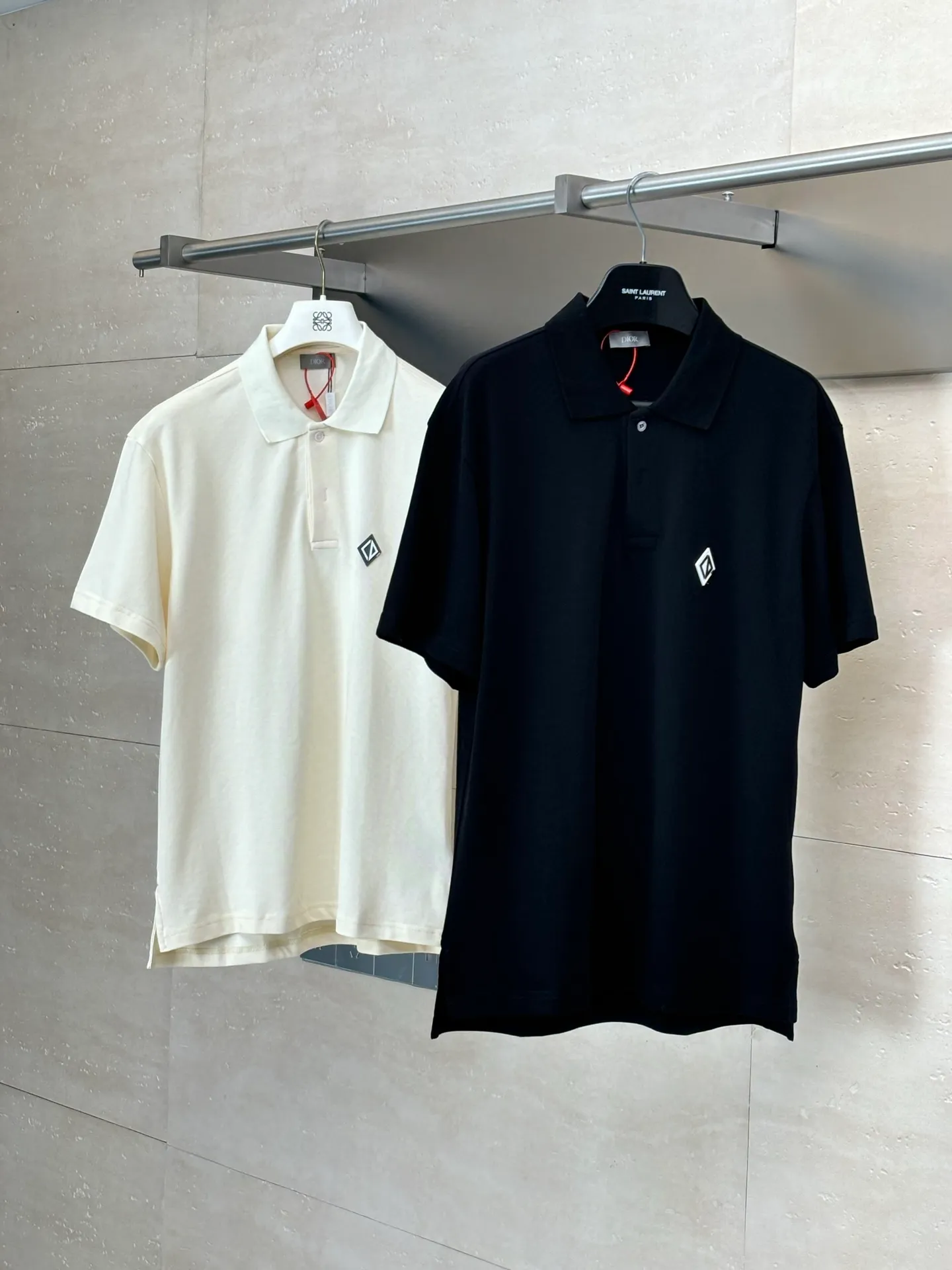 🅿️300 Dio*/Dior 25Ss new Diamond patch lapel short-sleeved polo shirt. Customized pique pure cotton sateen, soft and waxy to the touch, light and smooth. The fabric has been washed and feels better. It is not easy to deform, shrink or fade, and maintains long-term beauty. With its pure color, it interprets the perfect fusion of elegance and simplicity. The Diamond rubber patch logo on the chest is vivid on the clothes. It uses imported special machine infrared positioning. " "Patch" position is more precise and firm. Size: S/M/L/XL