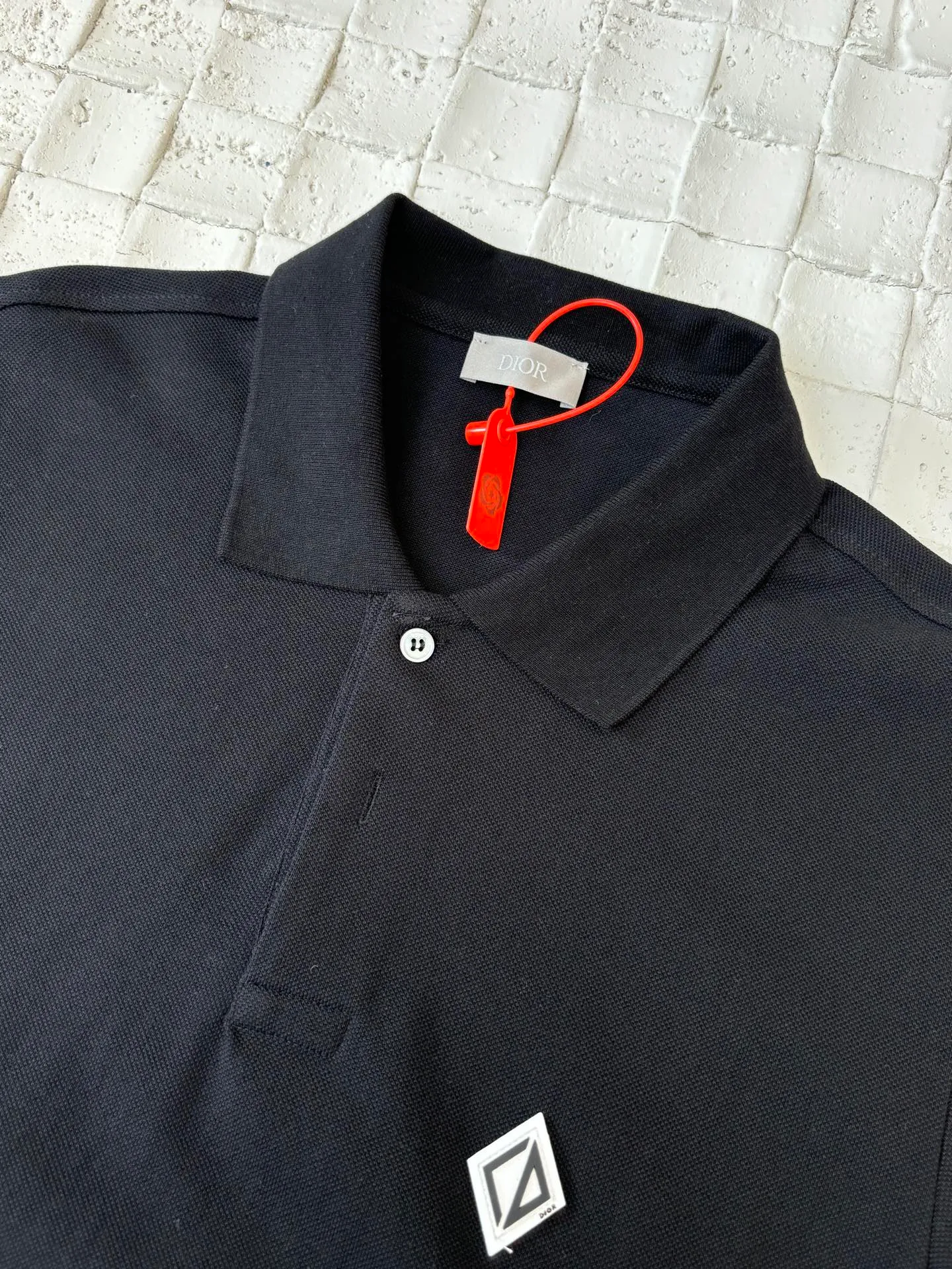 🅿️300 Dio*/Dior 25Ss new Diamond patch lapel short-sleeved polo shirt. Customized pique pure cotton sateen, soft and waxy to the touch, light and smooth. The fabric has been washed and feels better. It is not easy to deform, shrink or fade, and maintains long-term beauty. With its pure color, it interprets the perfect fusion of elegance and simplicity. The Diamond rubber patch logo on the chest is vivid on the clothes. It uses imported special machine infrared positioning. " "Patch" position is more precise and firm. Size: S/M/L/XL
