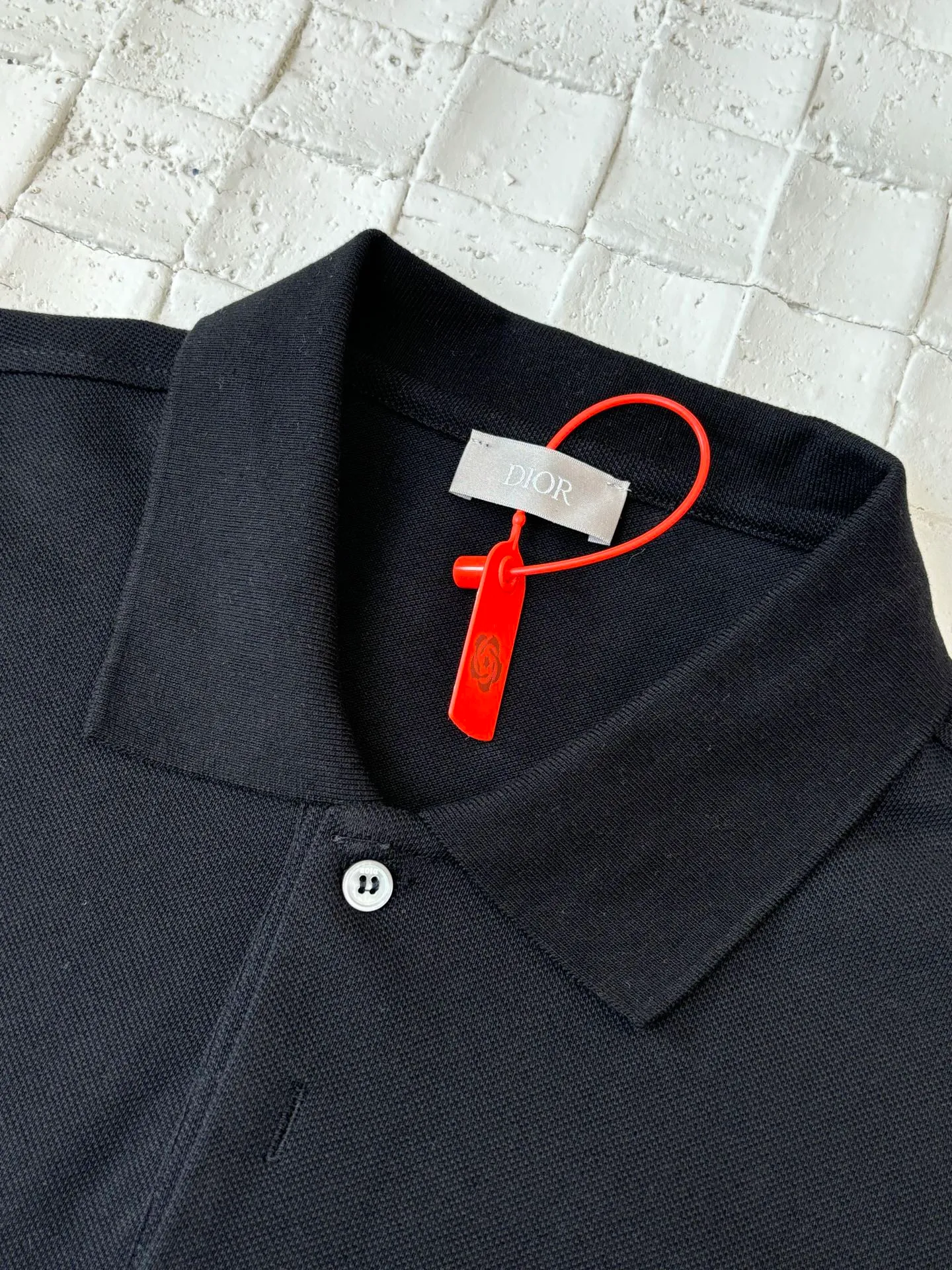 🅿️300 Dio*/Dior 25Ss new Diamond patch lapel short-sleeved polo shirt. Customized pique pure cotton sateen, soft and waxy to the touch, light and smooth. The fabric has been washed and feels better. It is not easy to deform, shrink or fade, and maintains long-term beauty. With its pure color, it interprets the perfect fusion of elegance and simplicity. The Diamond rubber patch logo on the chest is vivid on the clothes. It uses imported special machine infrared positioning. " "Patch" position is more precise and firm. Size: S/M/L/XL