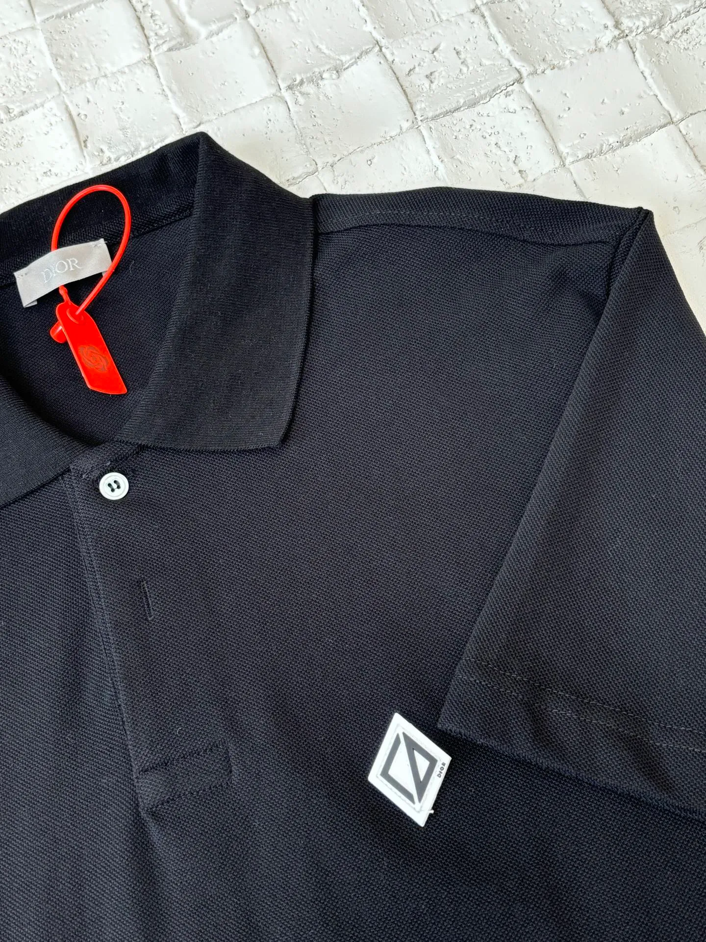 🅿️300 Dio*/Dior 25Ss new Diamond patch lapel short-sleeved polo shirt. Customized pique pure cotton sateen, soft and waxy to the touch, light and smooth. The fabric has been washed and feels better. It is not easy to deform, shrink or fade, and maintains long-term beauty. With its pure color, it interprets the perfect fusion of elegance and simplicity. The Diamond rubber patch logo on the chest is vivid on the clothes. It uses imported special machine infrared positioning. " "Patch" position is more precise and firm. Size: S/M/L/XL