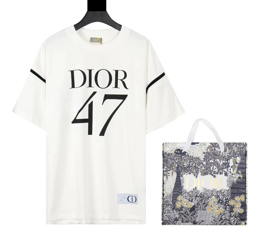 🅿️200 (with carrying case ➕5) CD 2024 new model No. 47 printed patch sleeve T-shirt Official website price: 22000 ￥ (1702T white) The fabric is made of [10s cotton slub plain weave], [gram weight 310g], Purchased a three-color Y version [custom-dyed bulk fabric color], the front panel was made with [eight-claw machine screen glue printing + digital direct injection and dot color integration], the sleeves [flat machine splicing cotton flat machine collar inter-color ribbing], the hem [special machine herringbone car stickers CD logo woven mark], all the hem and cuffs [special machine hand-picked toe-turning technology], and the ready-made clothes were made [hand-made frayed and distressed washing technology]. Size: XS S M L